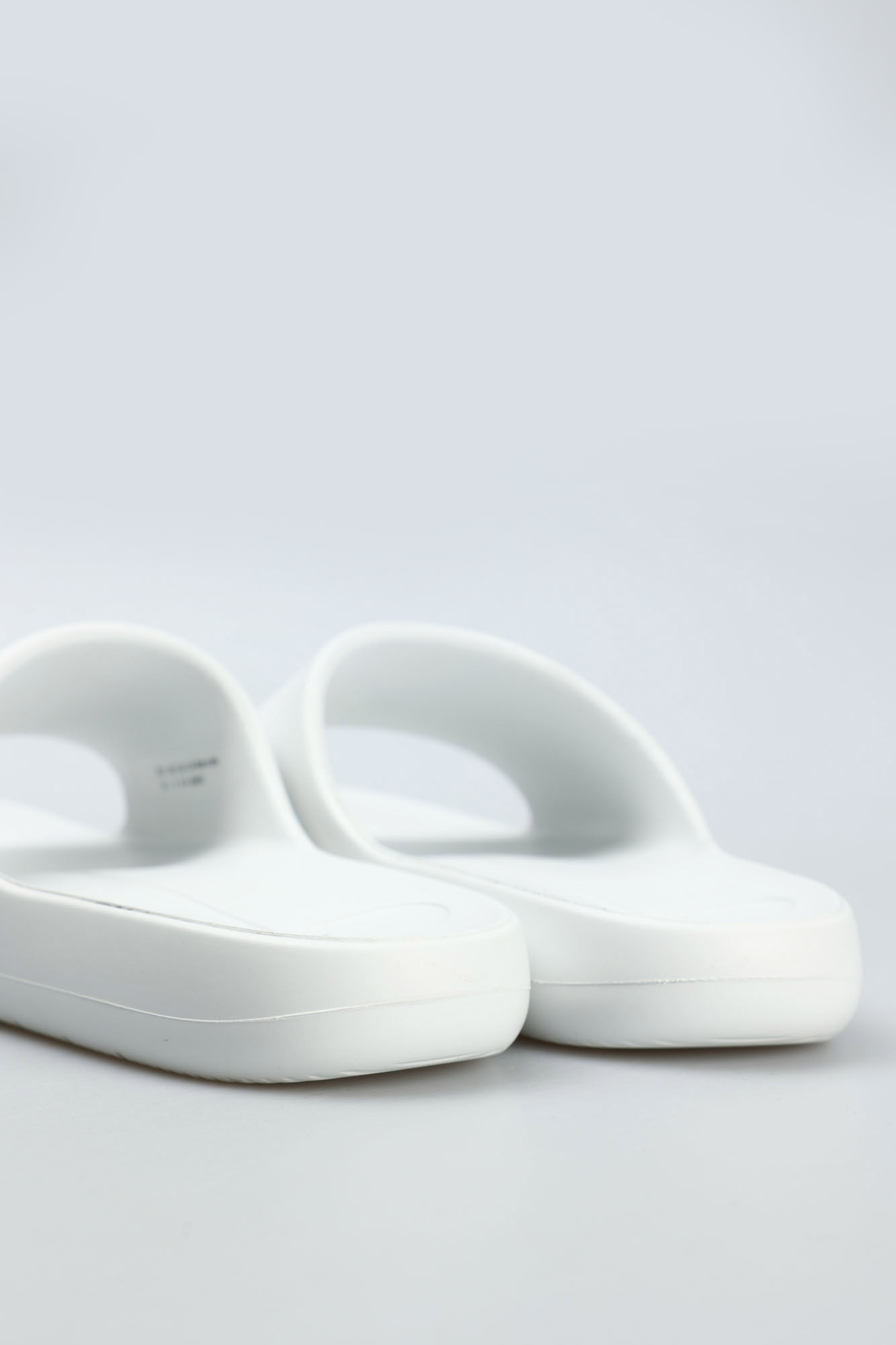 XUP012_XV675 Шлепанцы Armani Exchange Белый