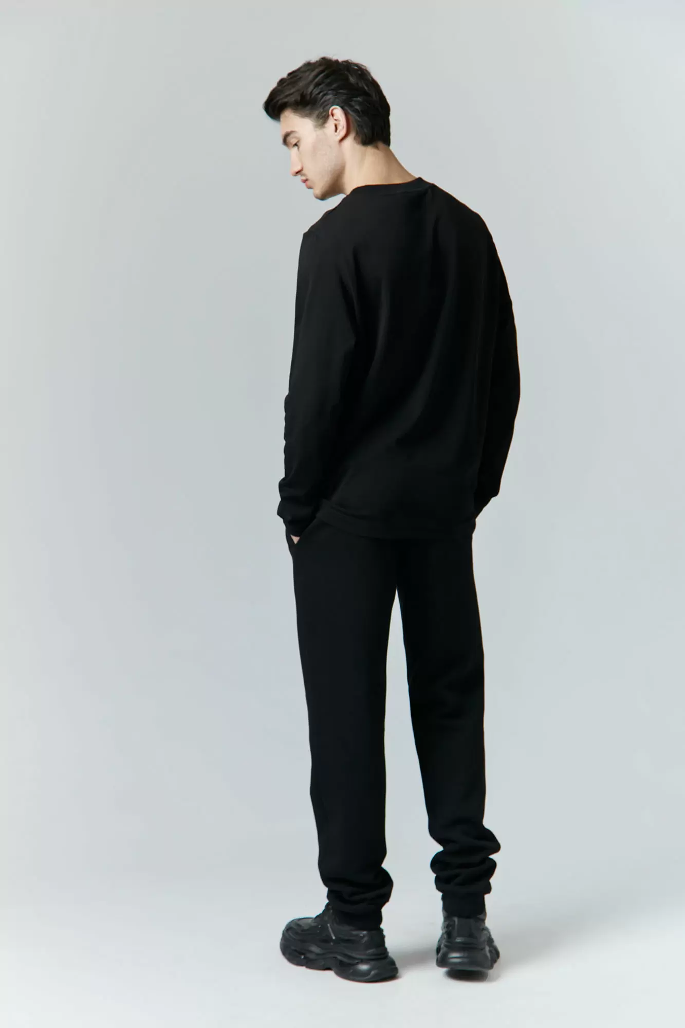 M-242-P-22-0040 Лонгслив The Hills Черный