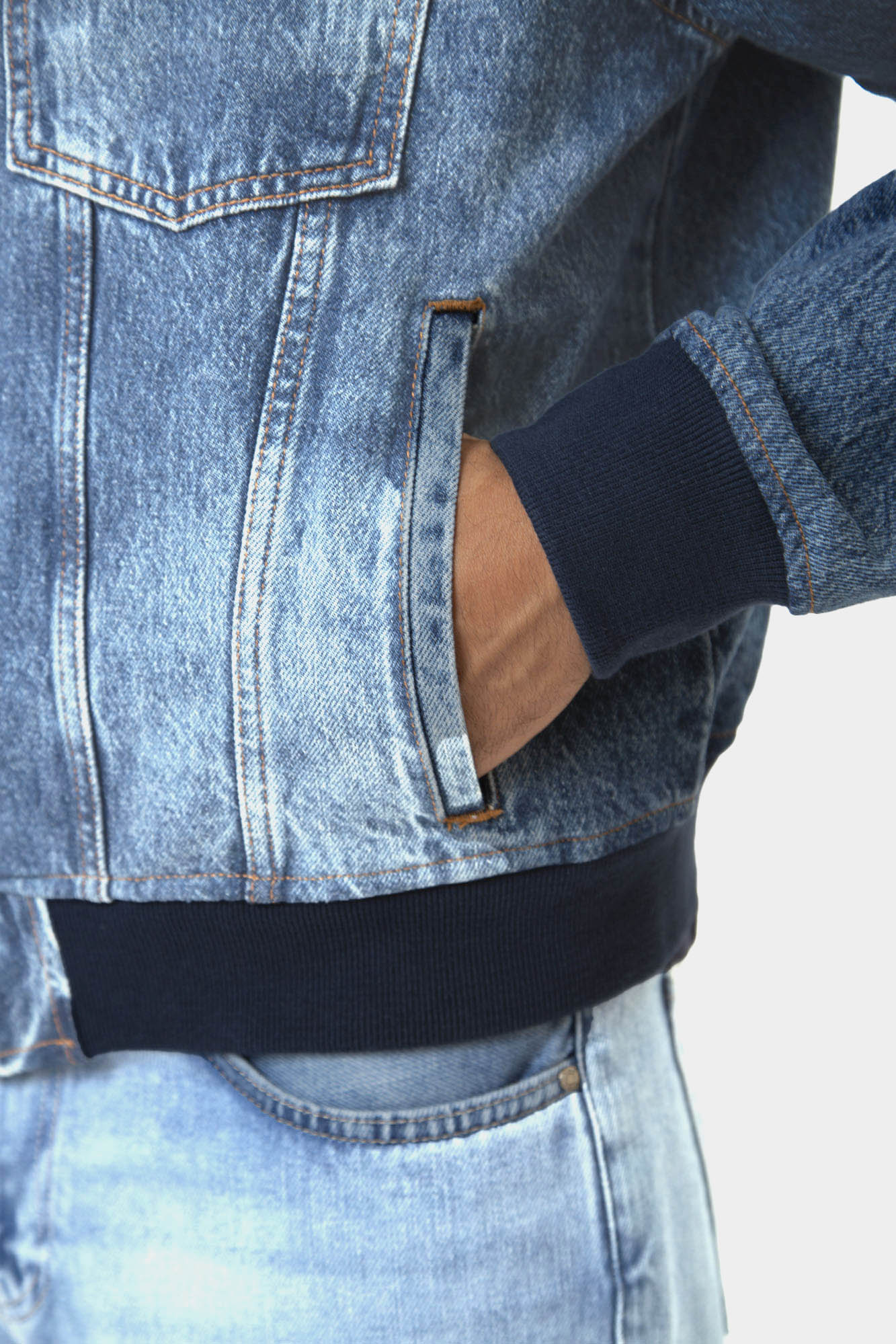 3DZBG1_Z1Y4Z_1500 Куртка джинсовая Armani Exchange Синий