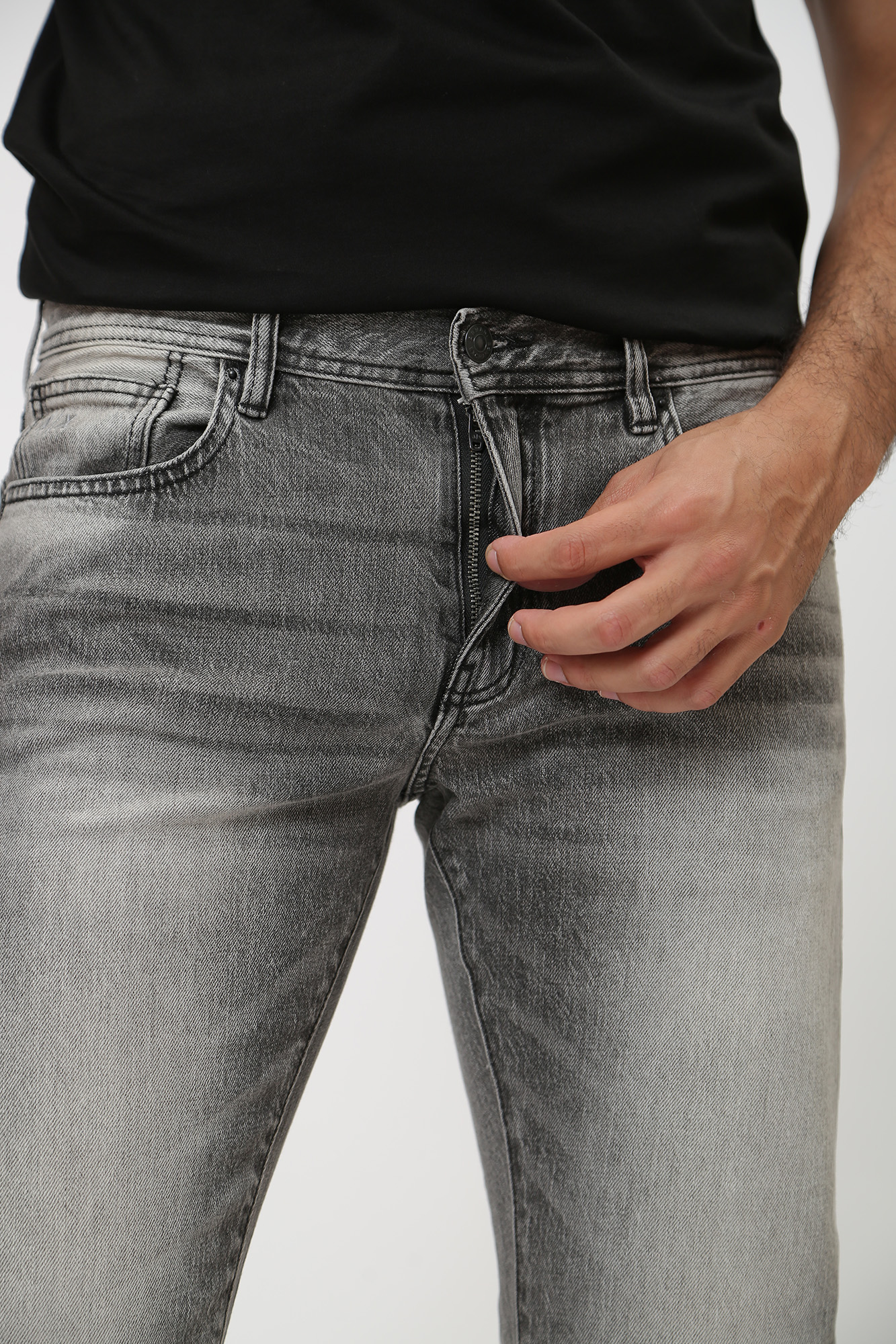 6RZJ13_Z1KQZ Джинсы Armani Exchange Серый