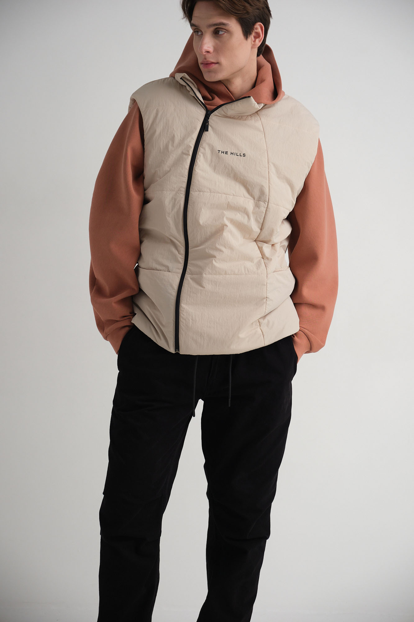 M-242-P-56-0042 Жилет The Hills Молочный