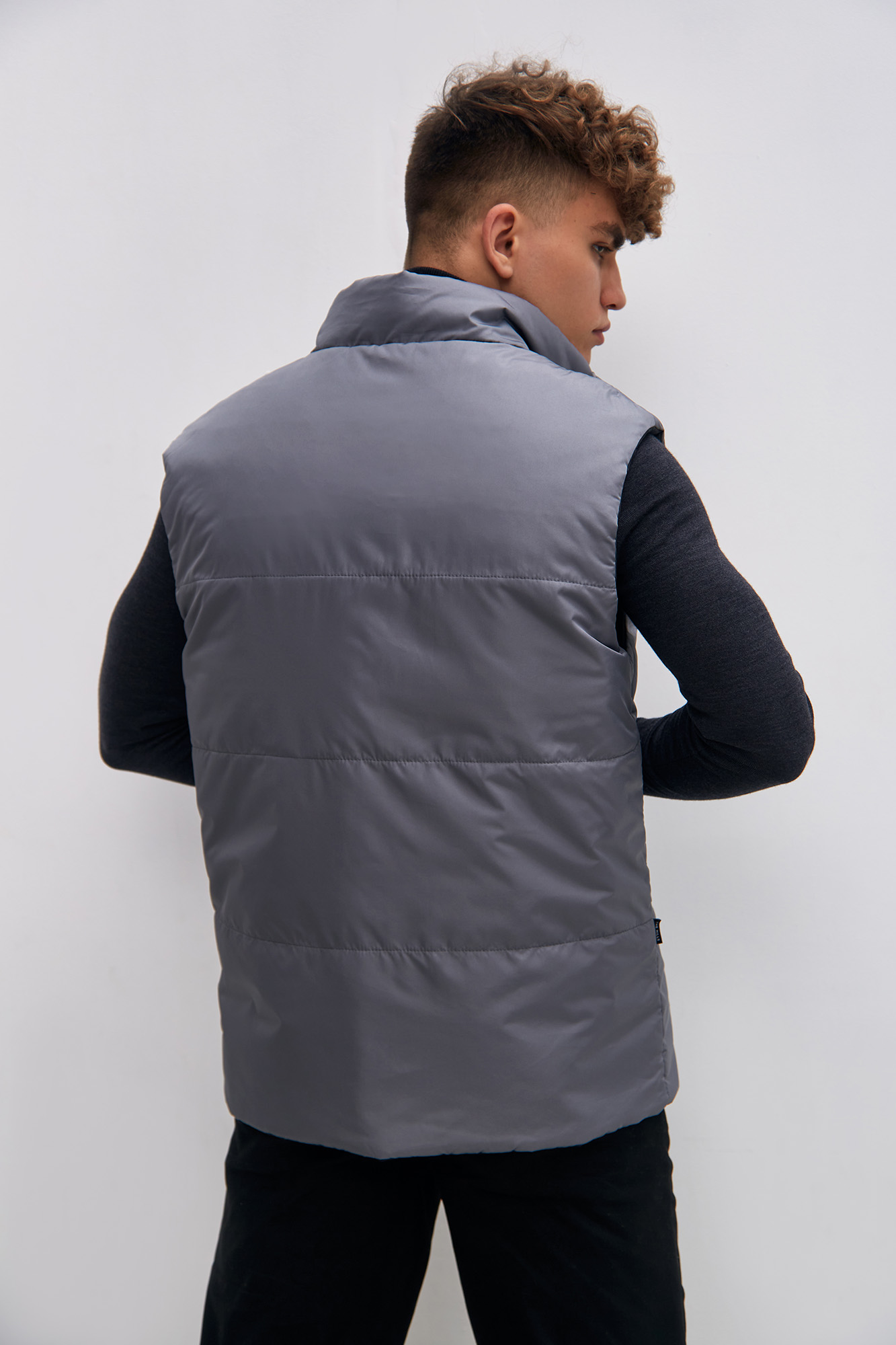 M-231-P-107-0011 Жилет The Hills Серый