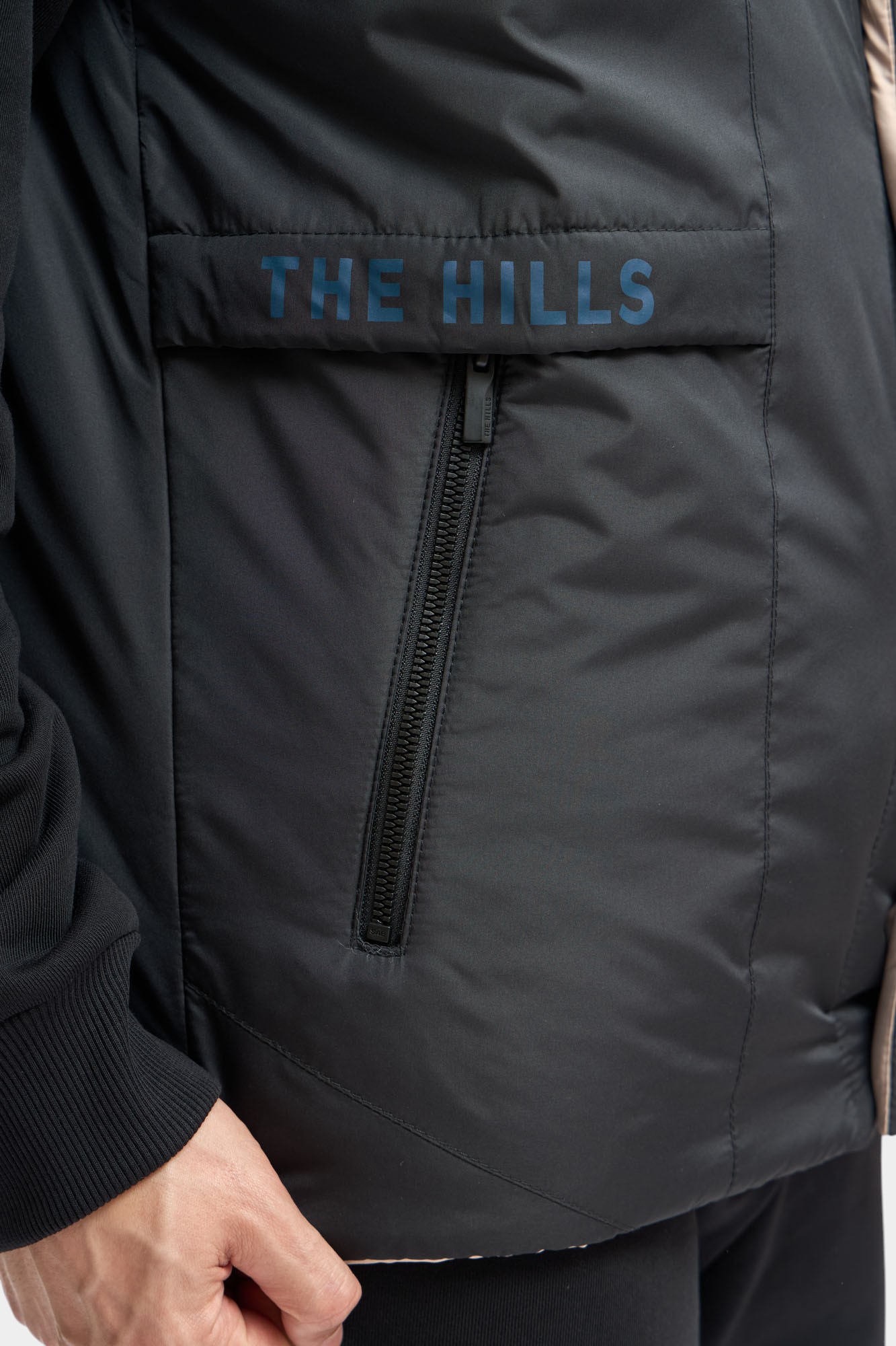 M-252-P-20-0501 Жилет The Hills Черный