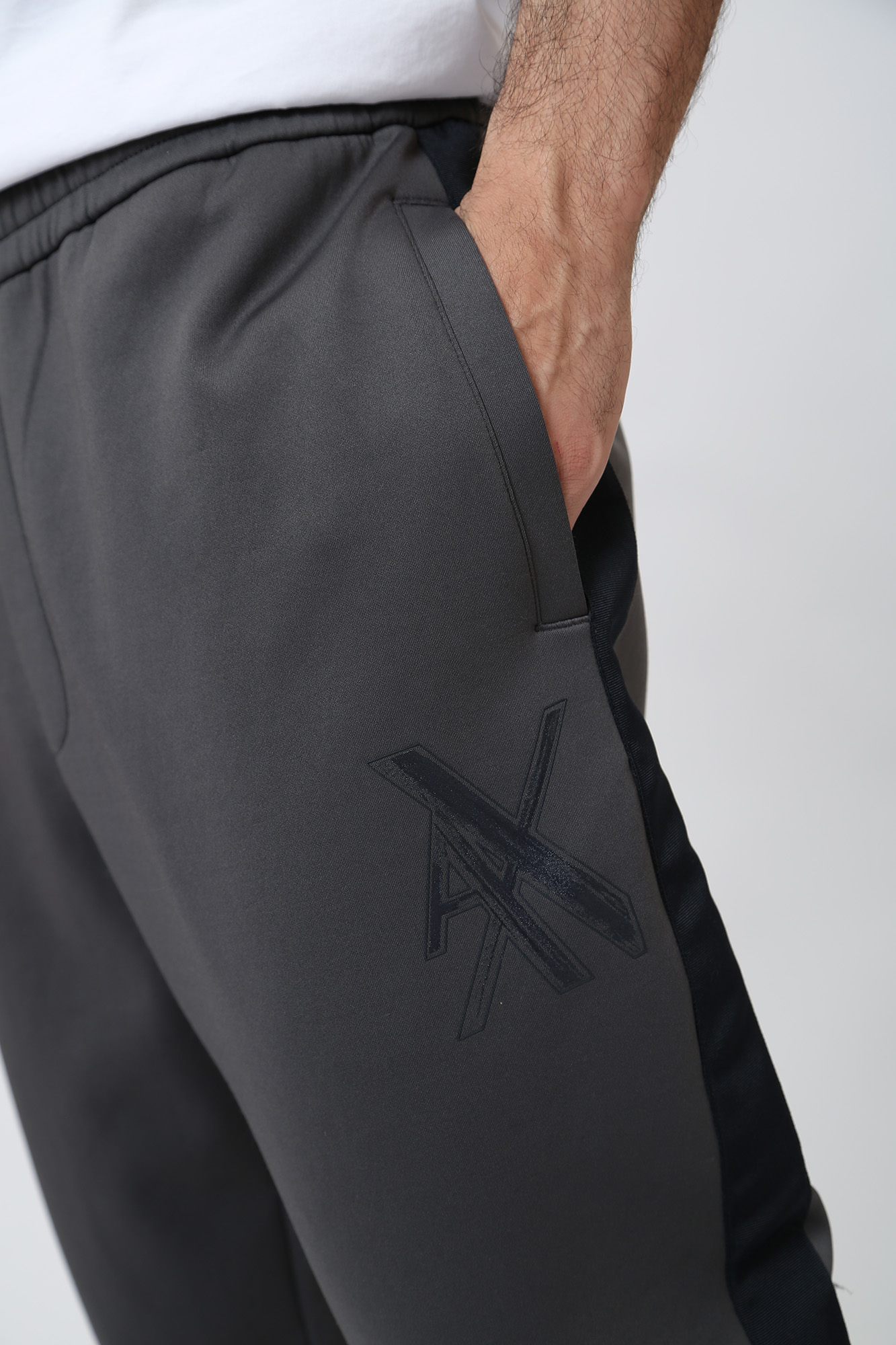 6KZPLR_ZJKQZ Брюки спортивные джоггеры Armani Exchange Серый