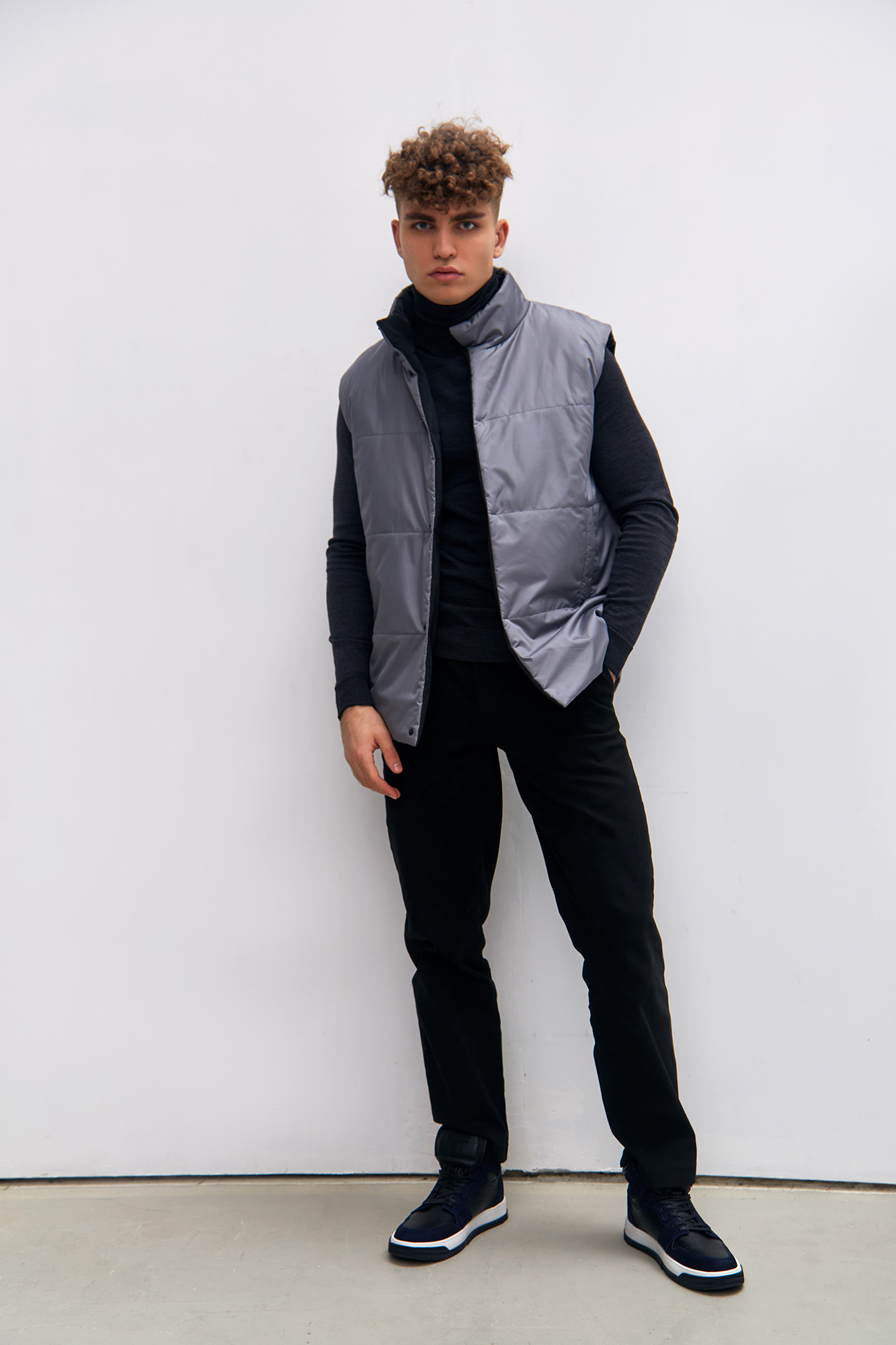 M-231-P-107-0011 Жилет The Hills Серый