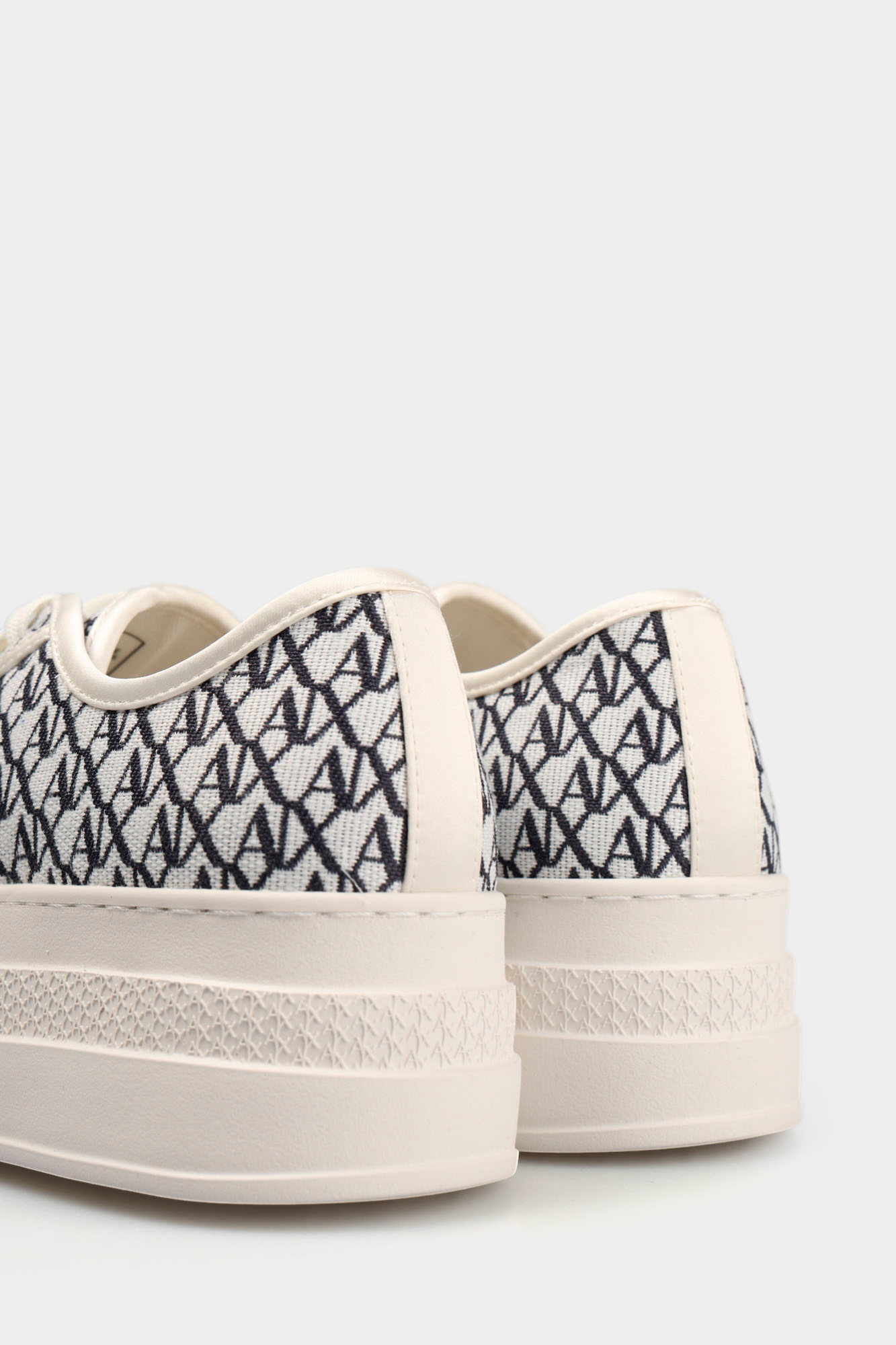 XW002786_AF23055 Кеды Armani Exchange Белый