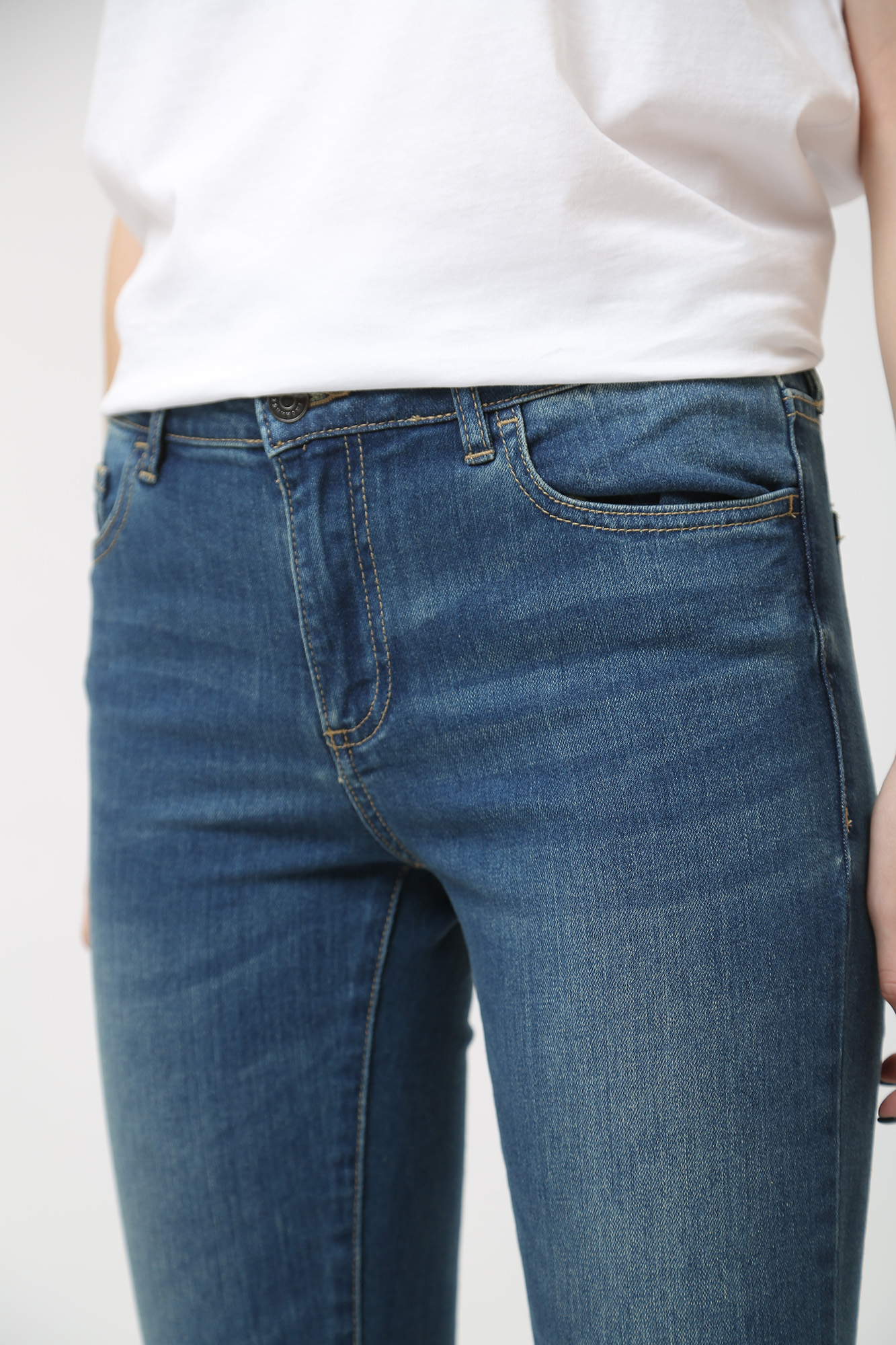 8NYJ01_Y2TBZ брюки джинсовые armani exchange 