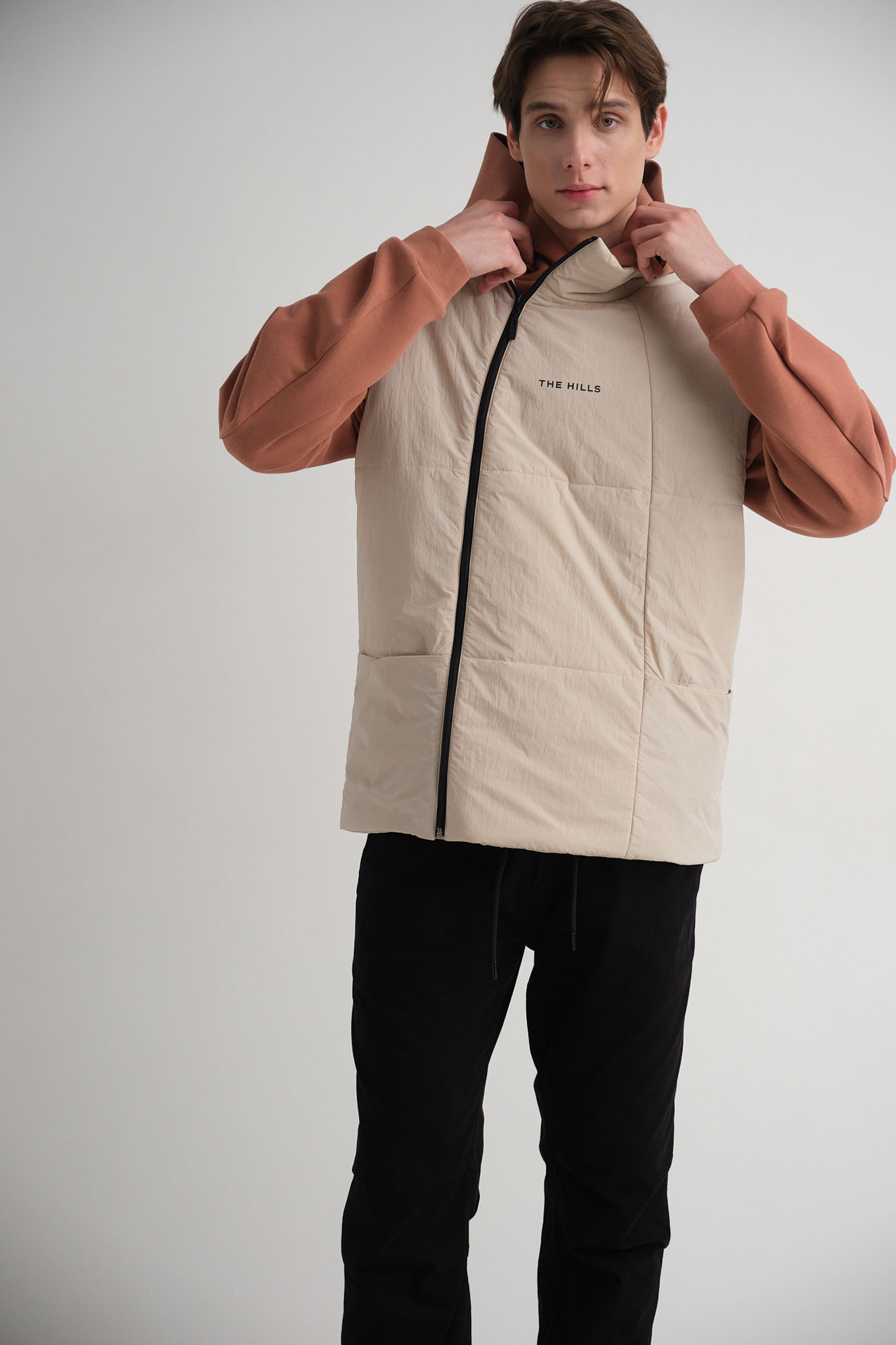 M-242-P-56-0042 Жилет The Hills Молочный