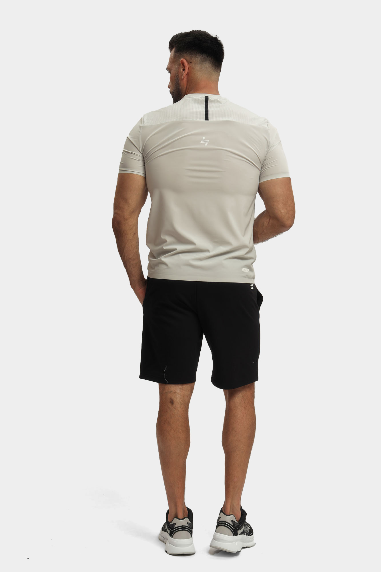 8NPS65_PJVRZ_1200 Шорты трикотажные EA7 Черный