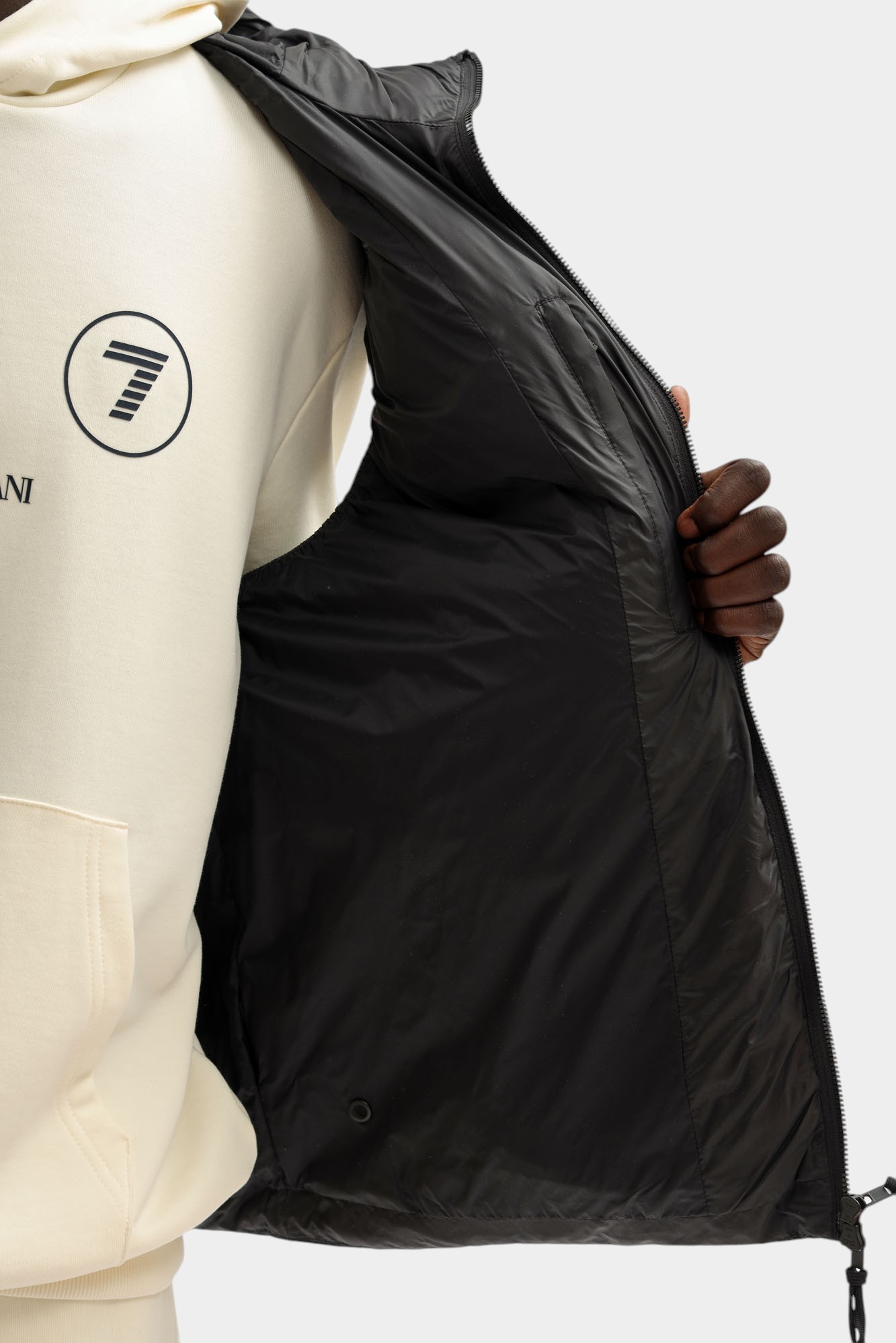 7M000693_AF15956 Жилет EA7 Черный