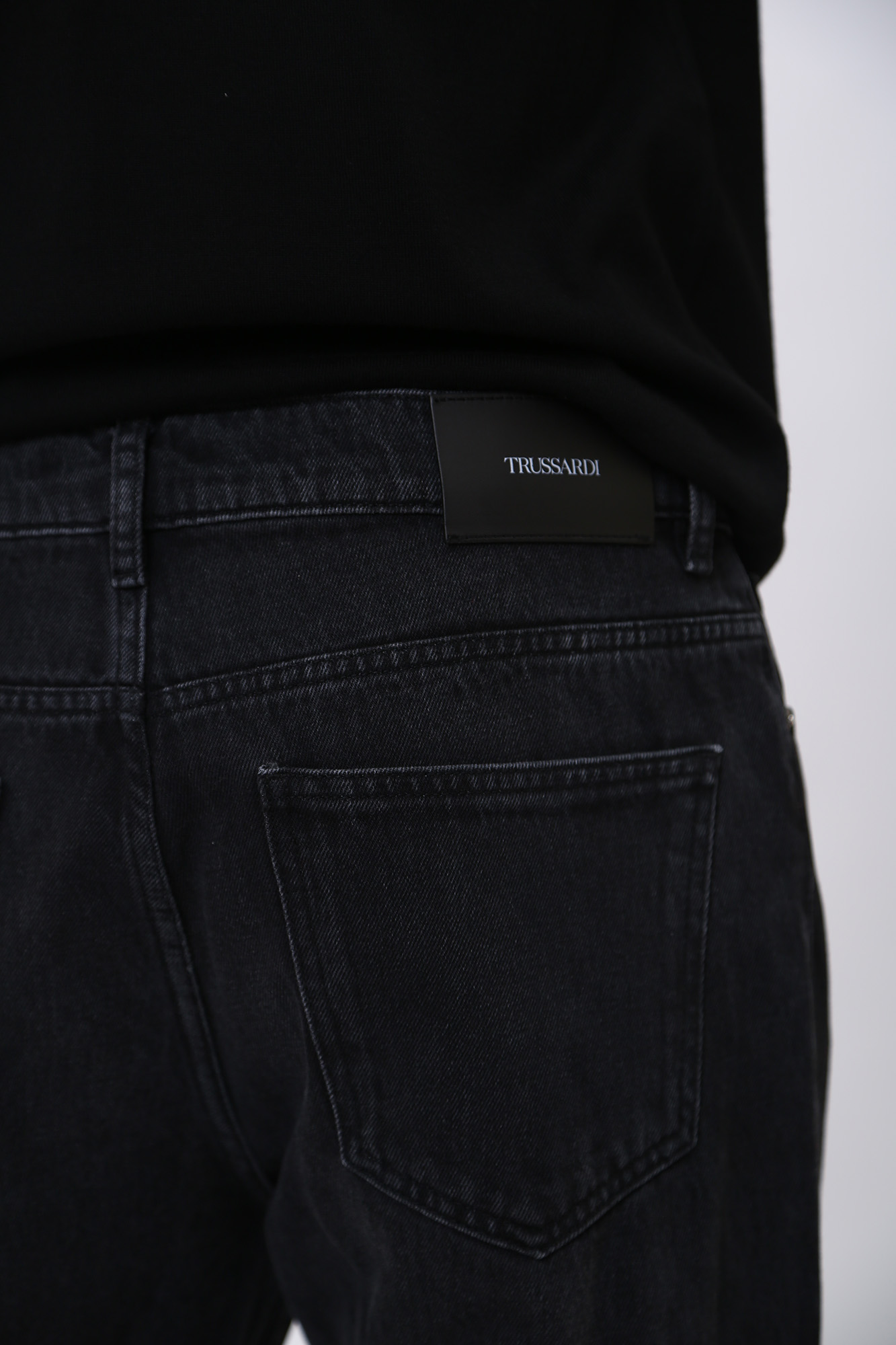 52J00119-1T005935-C-032 Джинсы Trussardi Черный
