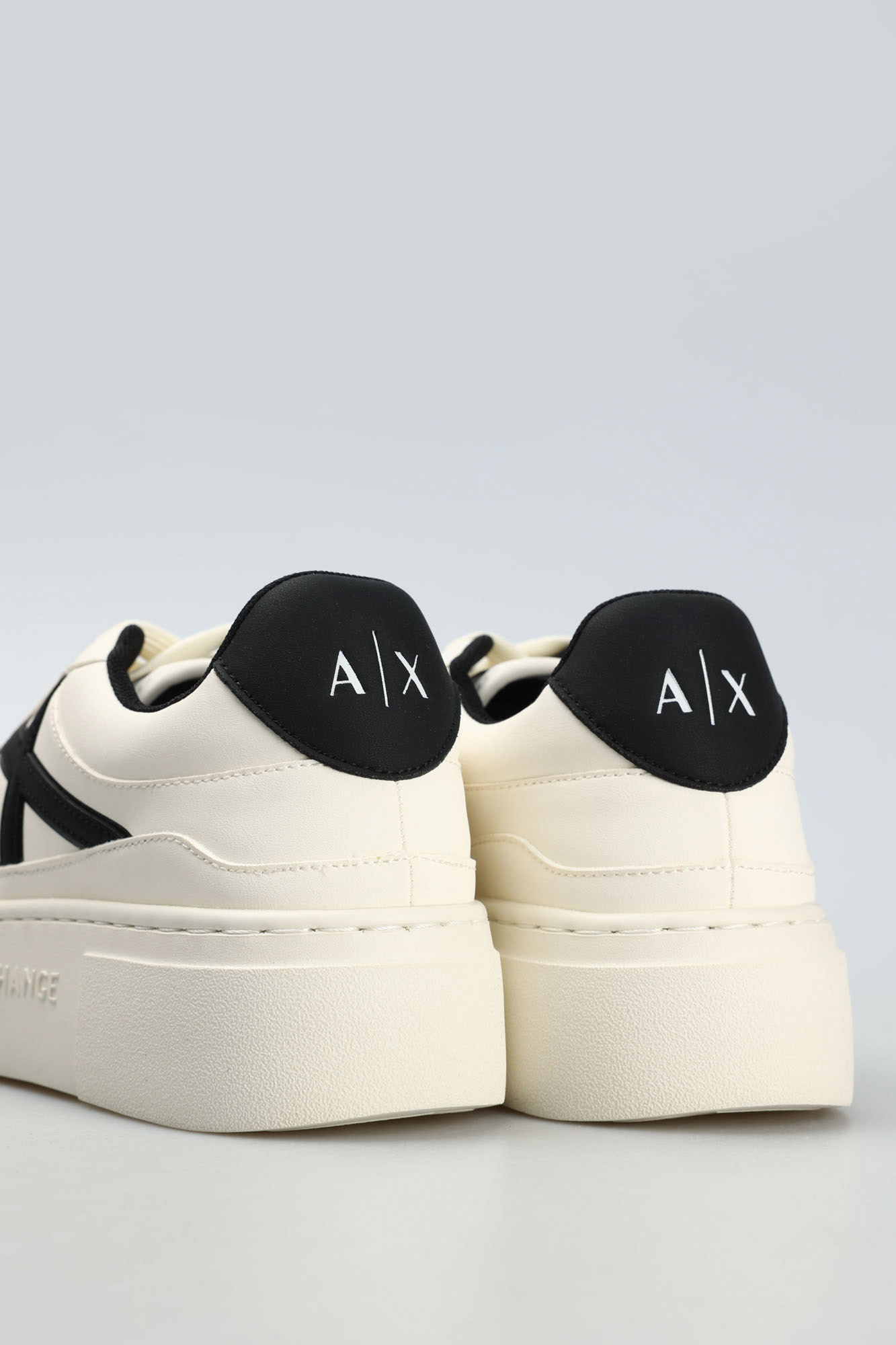 XDX147_XV830 Кеды Armani Exchange Белый