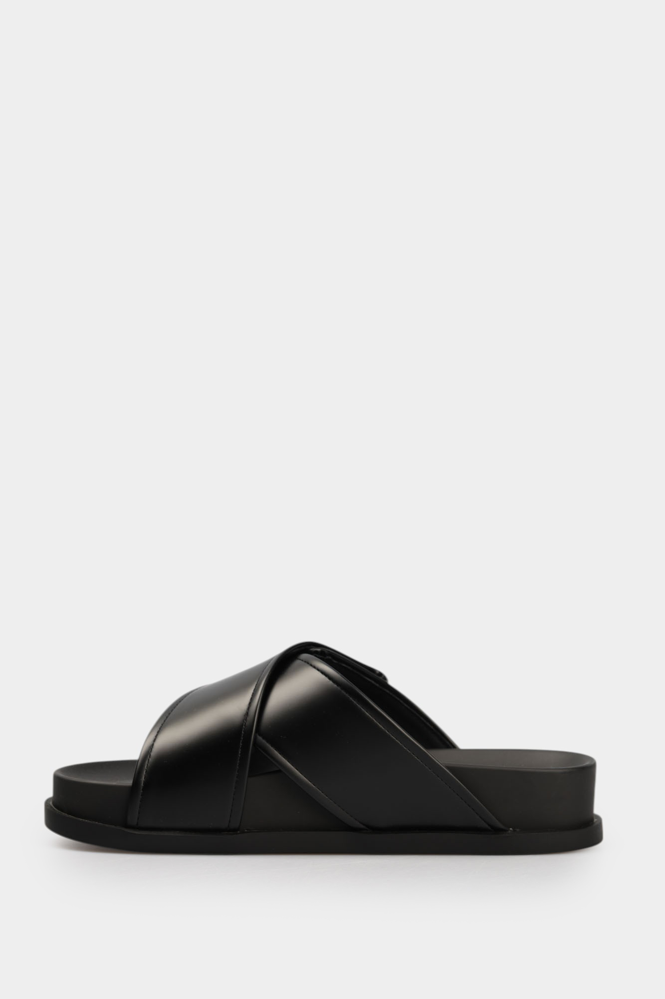 XDP063_XV927_2 Шлепанцы Armani Exchange Черный