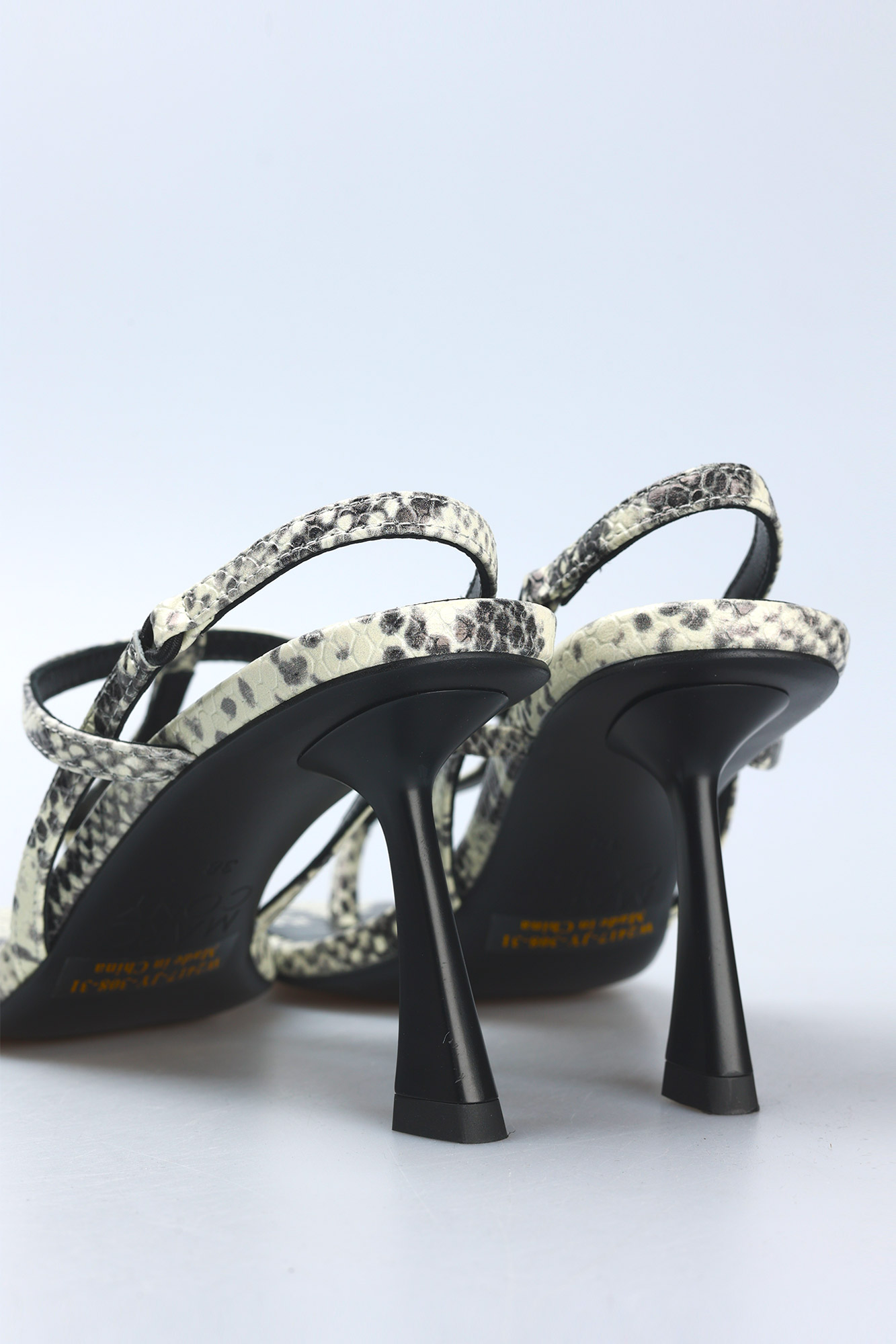 W2417-JY-308 Босоножки Marc Cony Молочный