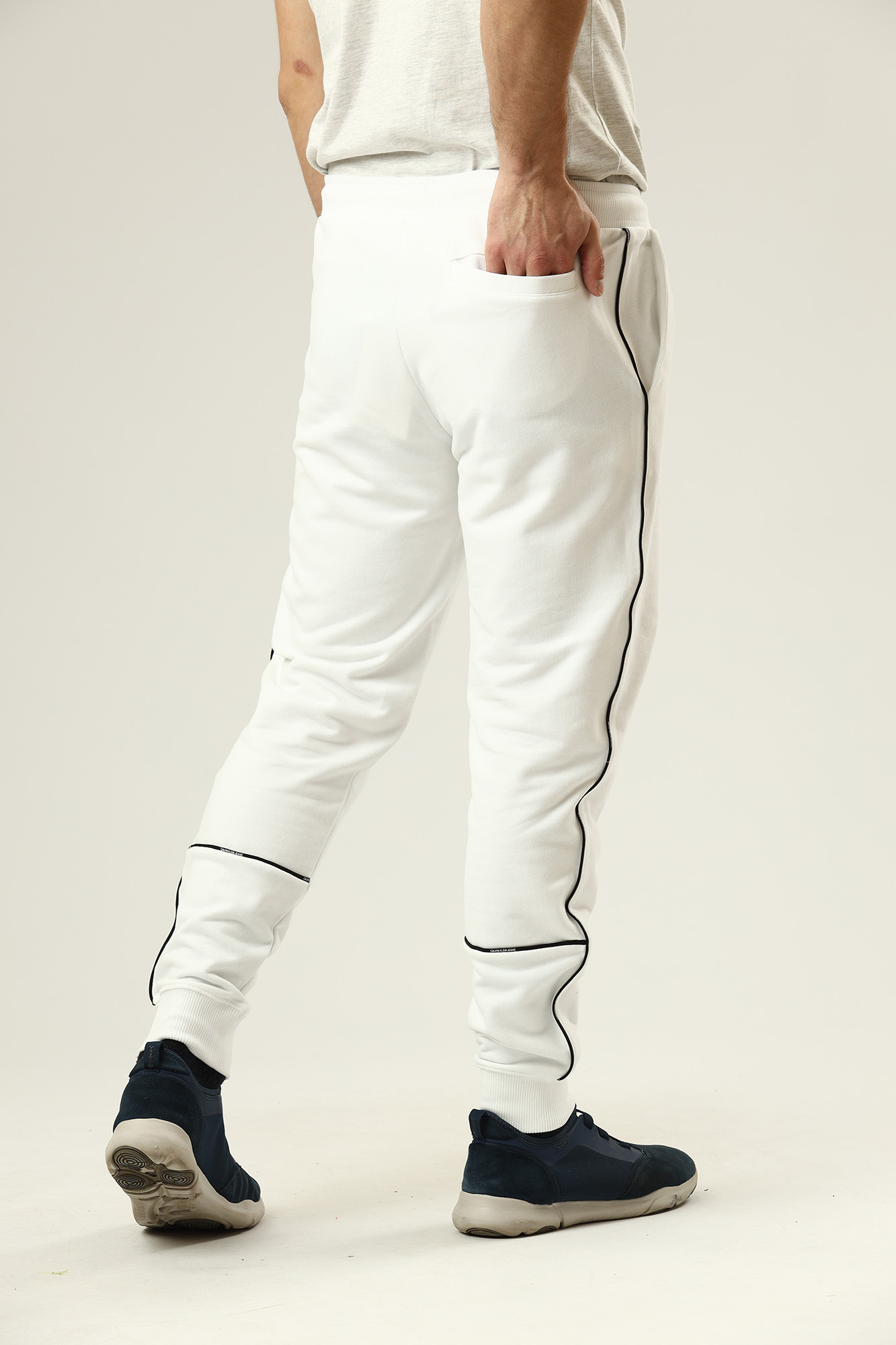 J30J319963_YAF Брюки спортивные джоггеры Calvin Klein Jeans Белый