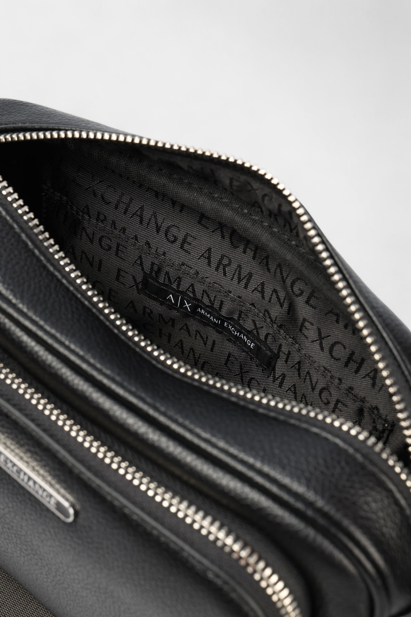 XM000847_AF12134 Сумка Armani Exchange Черный