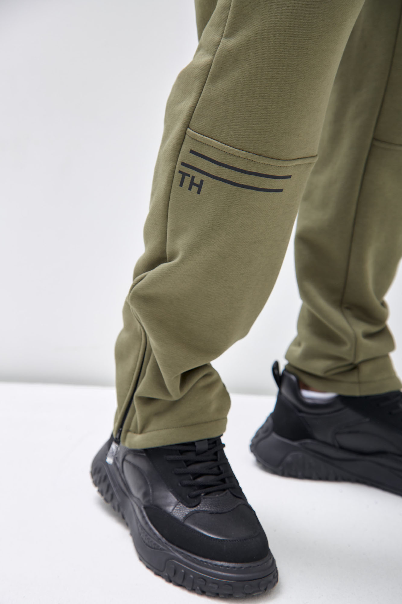 M-241-P-20-0062 Брюки спортивные The Hills Хаки