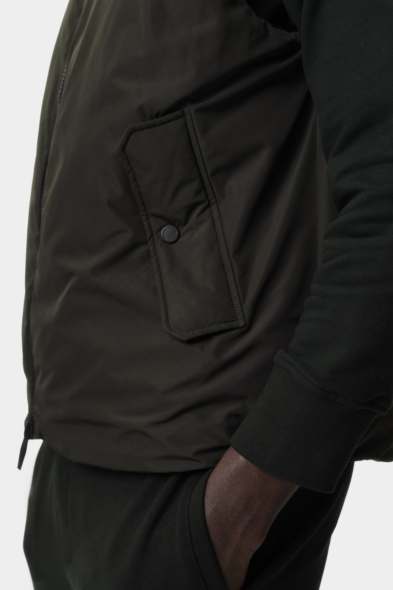 XM000585_AF13140 Жилет пуховый Armani Exchange Хаки