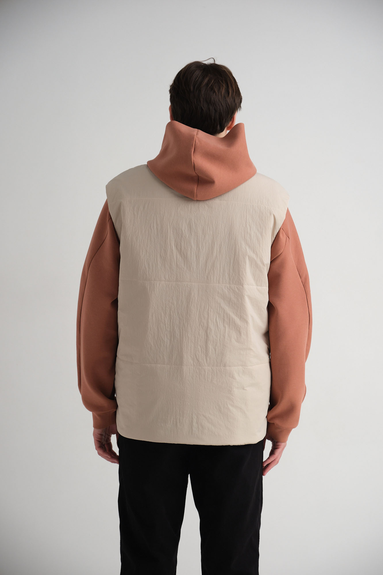 M-242-P-56-0042 Жилет The Hills Молочный