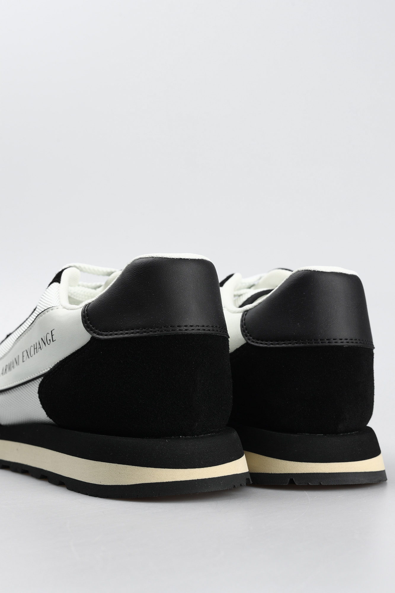 XUX083_XV263 Кроссовки Armani Exchange Белый