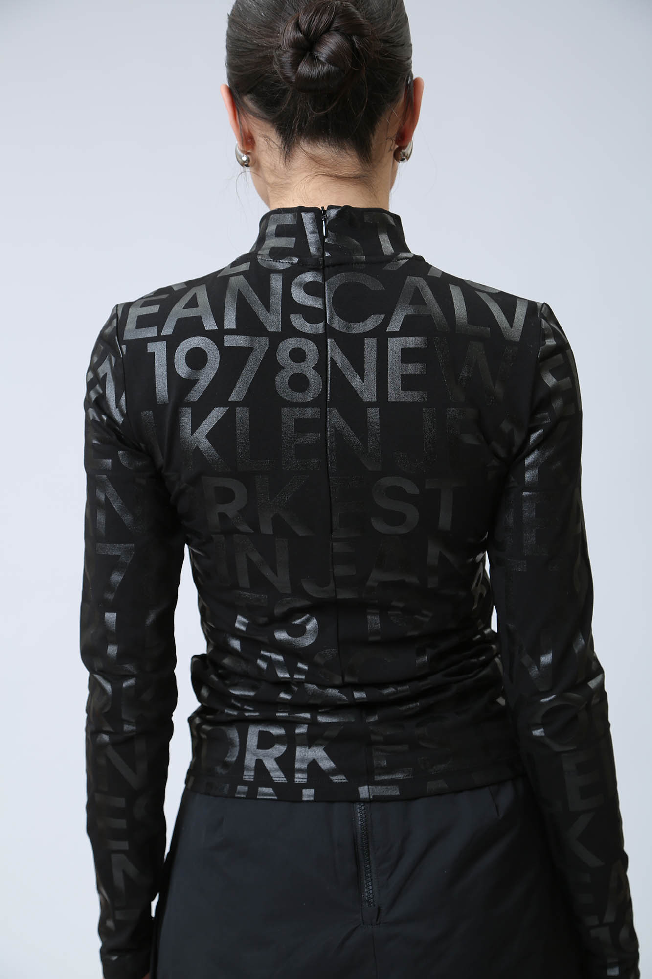 J20J222988 лонгслив calvin klein jeans 