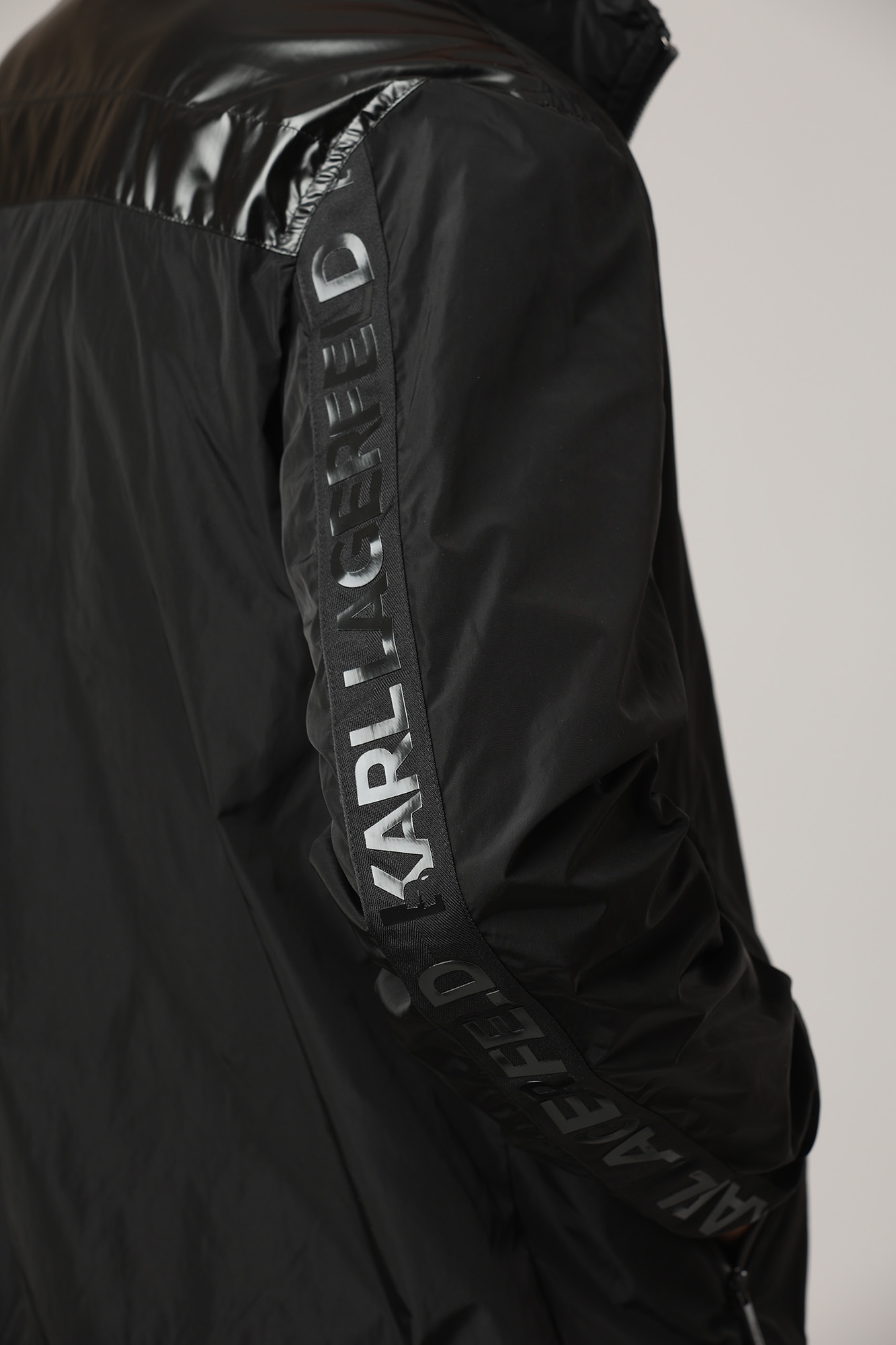 523501_505081 Ветровка Karl Lagerfeld Черный