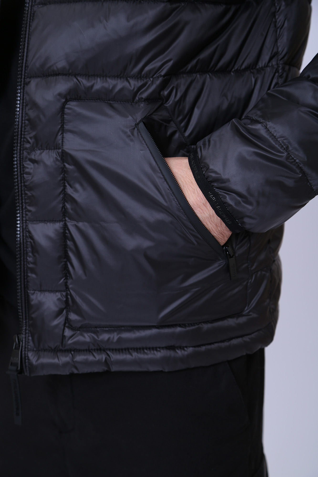 524502_505008 Куртка Karl Lagerfeld Черный