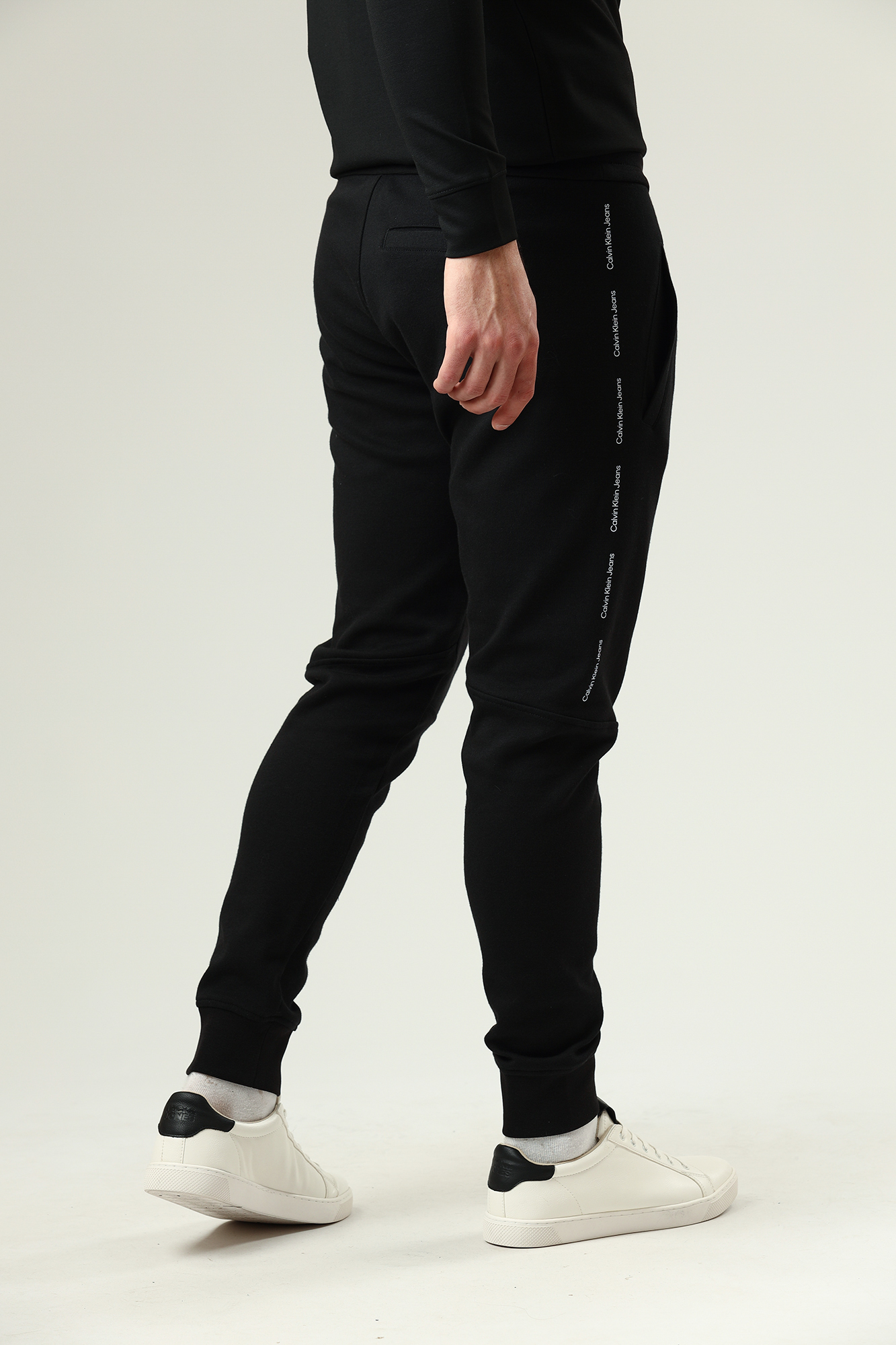 J30J319652 Брюки спортивные джоггеры Calvin Klein Jeans Черный