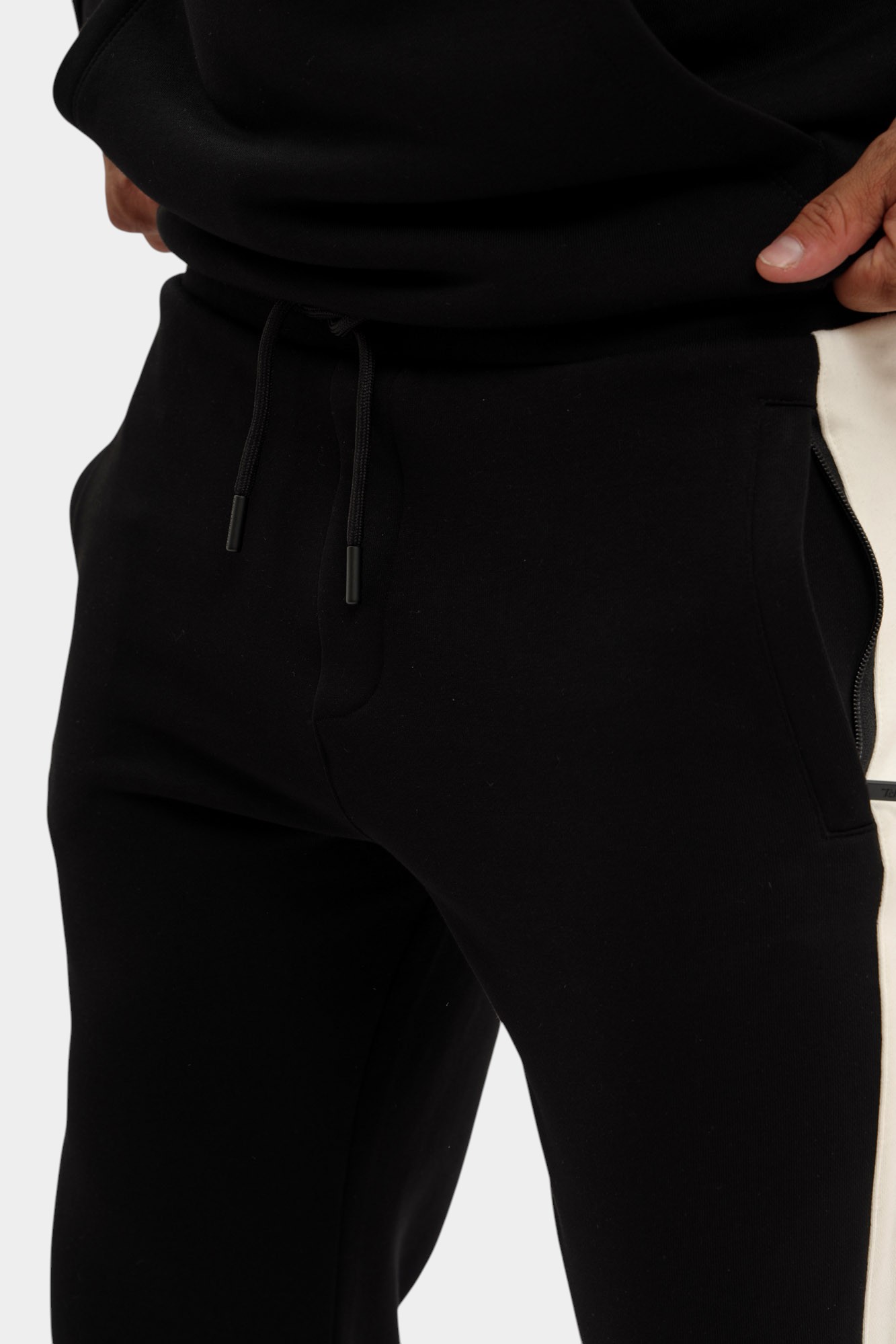 554910_705015 Брюки спортивные Karl Lagerfeld Черный