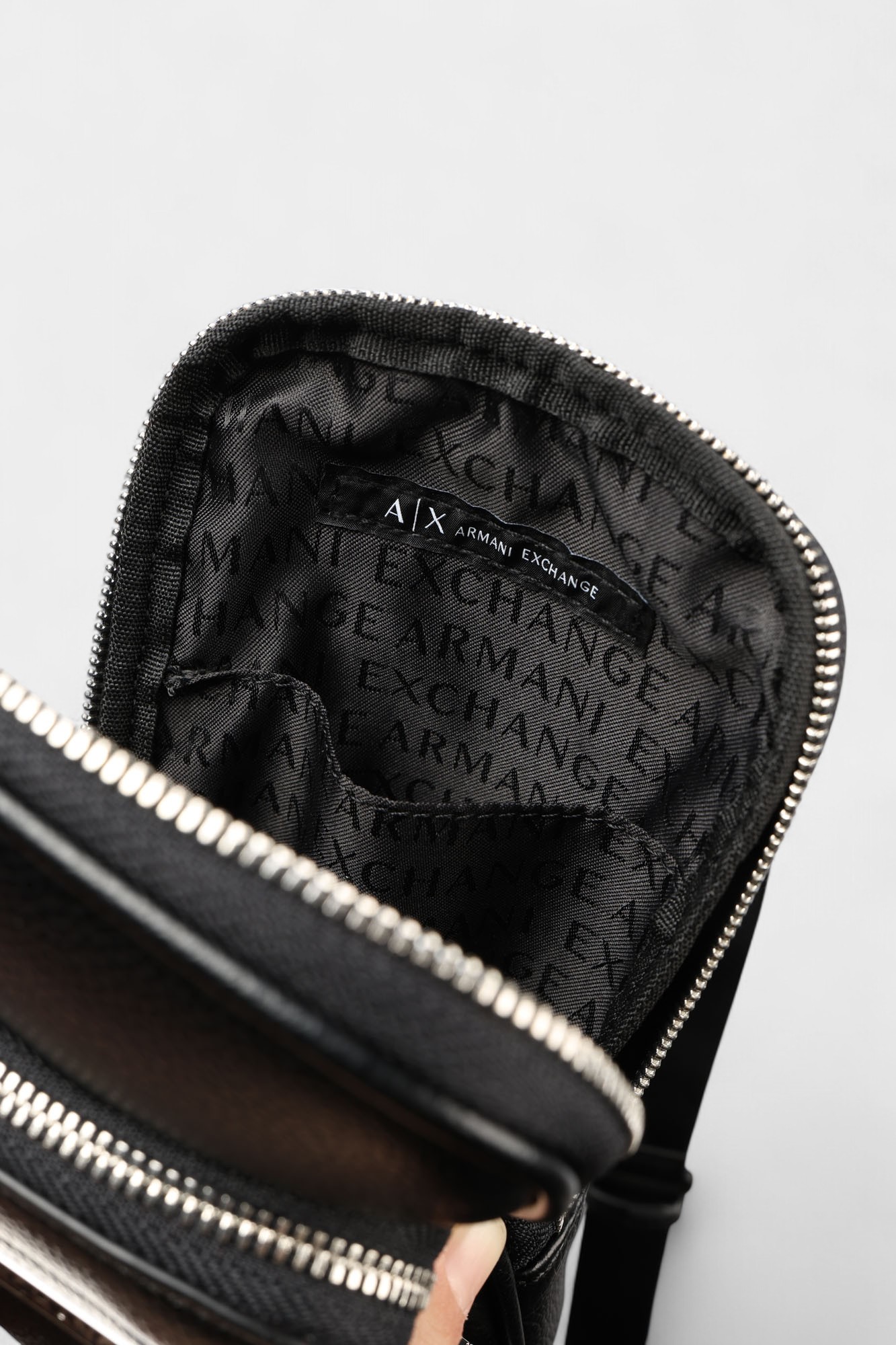 XM001258_AF12134 Сумка для телефона Armani Exchange Черный