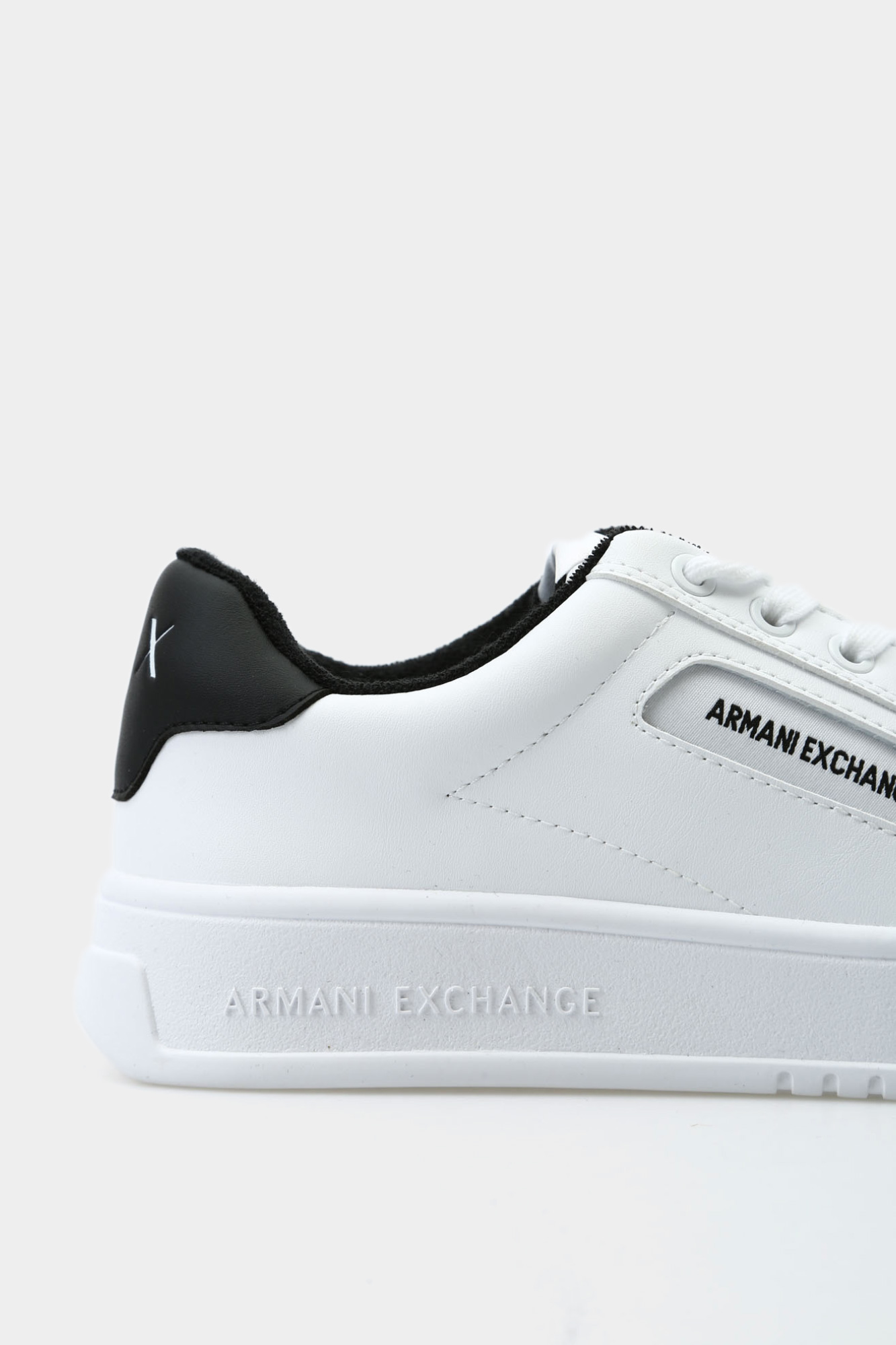 XUX203_XV805_U325 Кроссовки Armani Exchange Белый