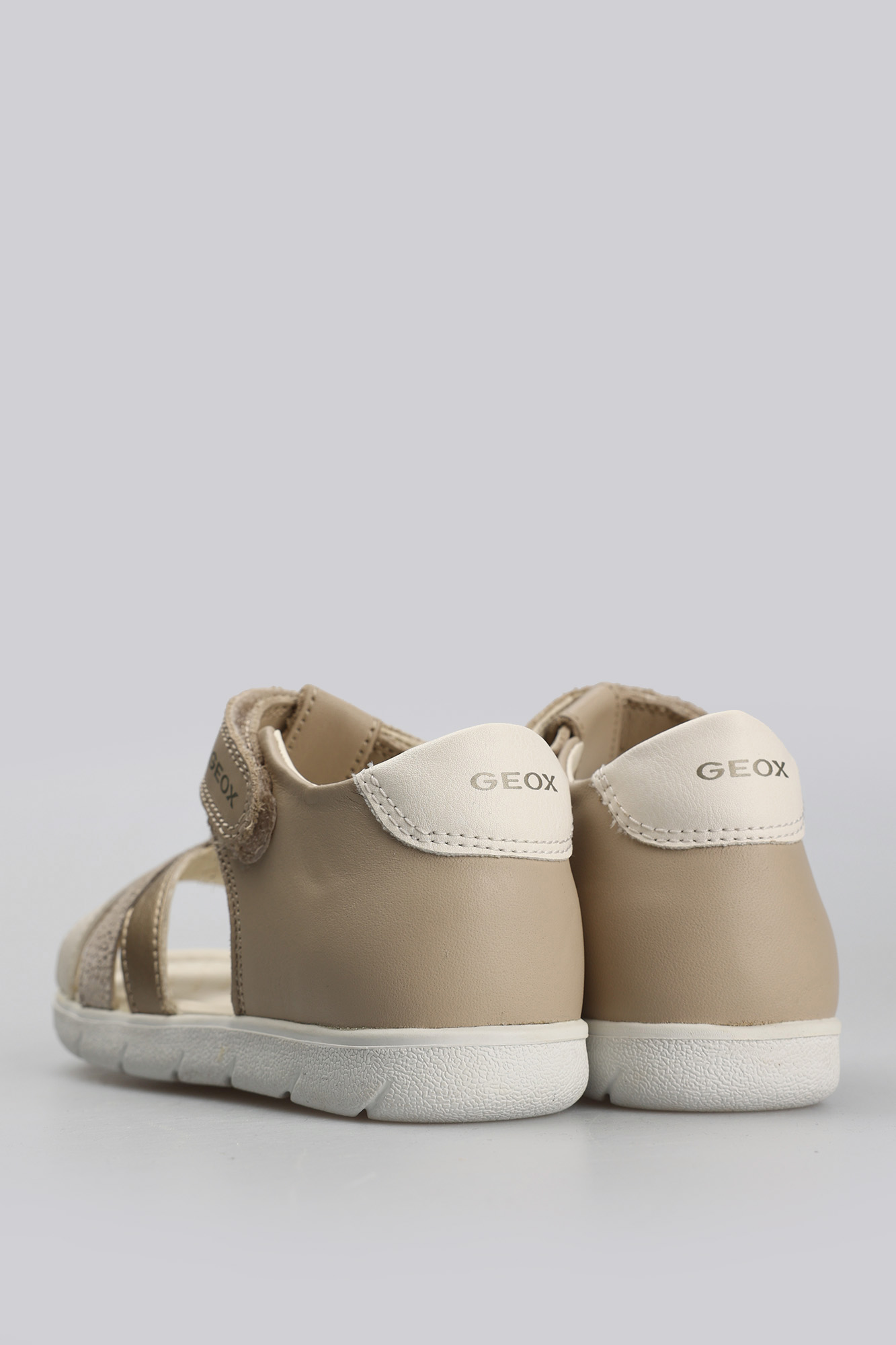 B021YD085NF Сандалии Geox Бежевый
