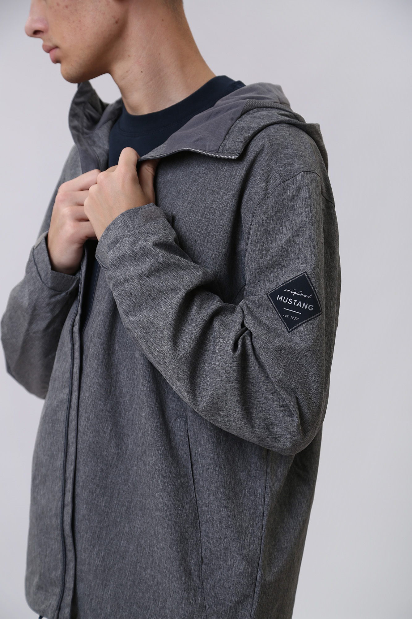 1012691 Ветровка Mustang Серый