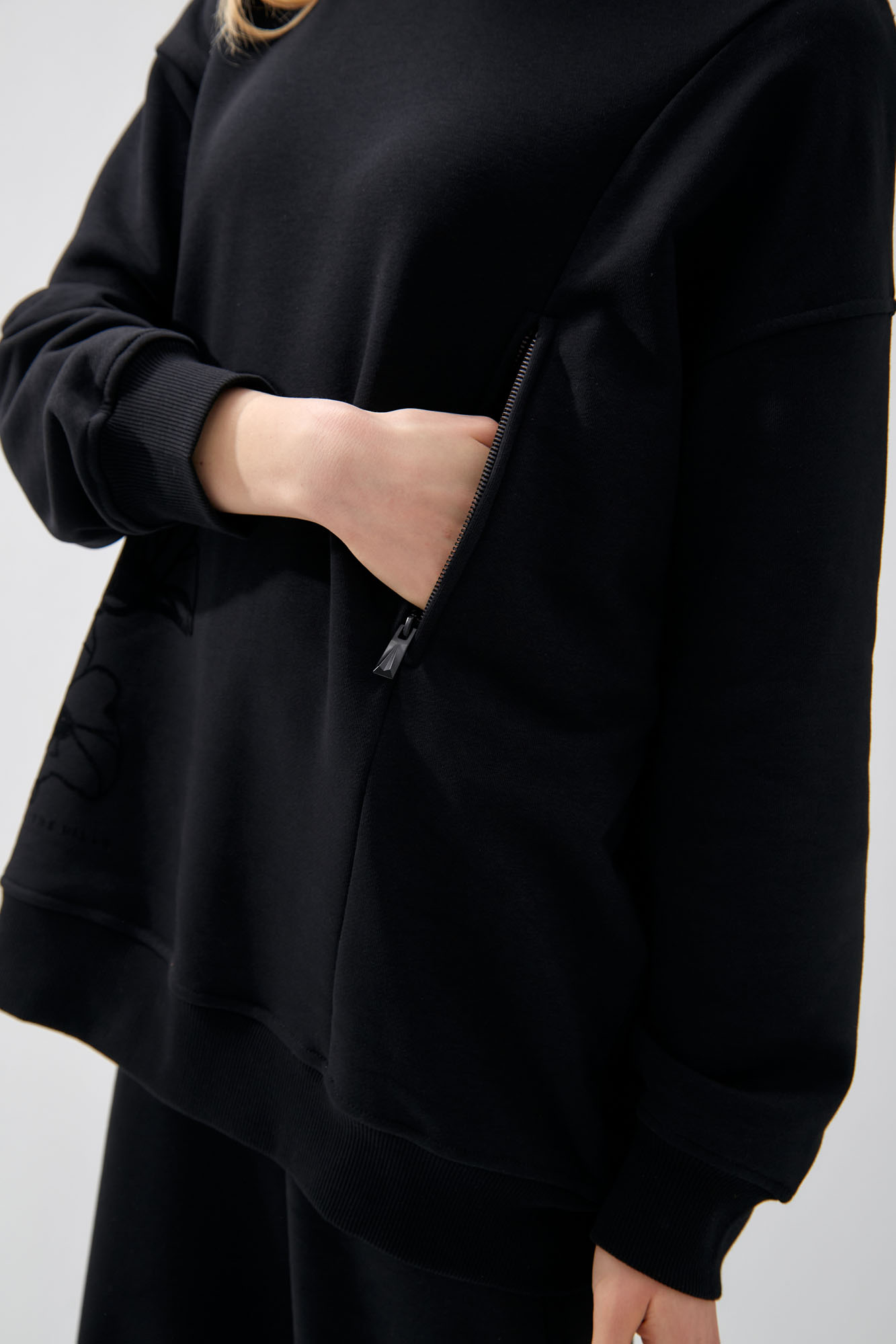 W-241-P-20-0063 худи the hills 