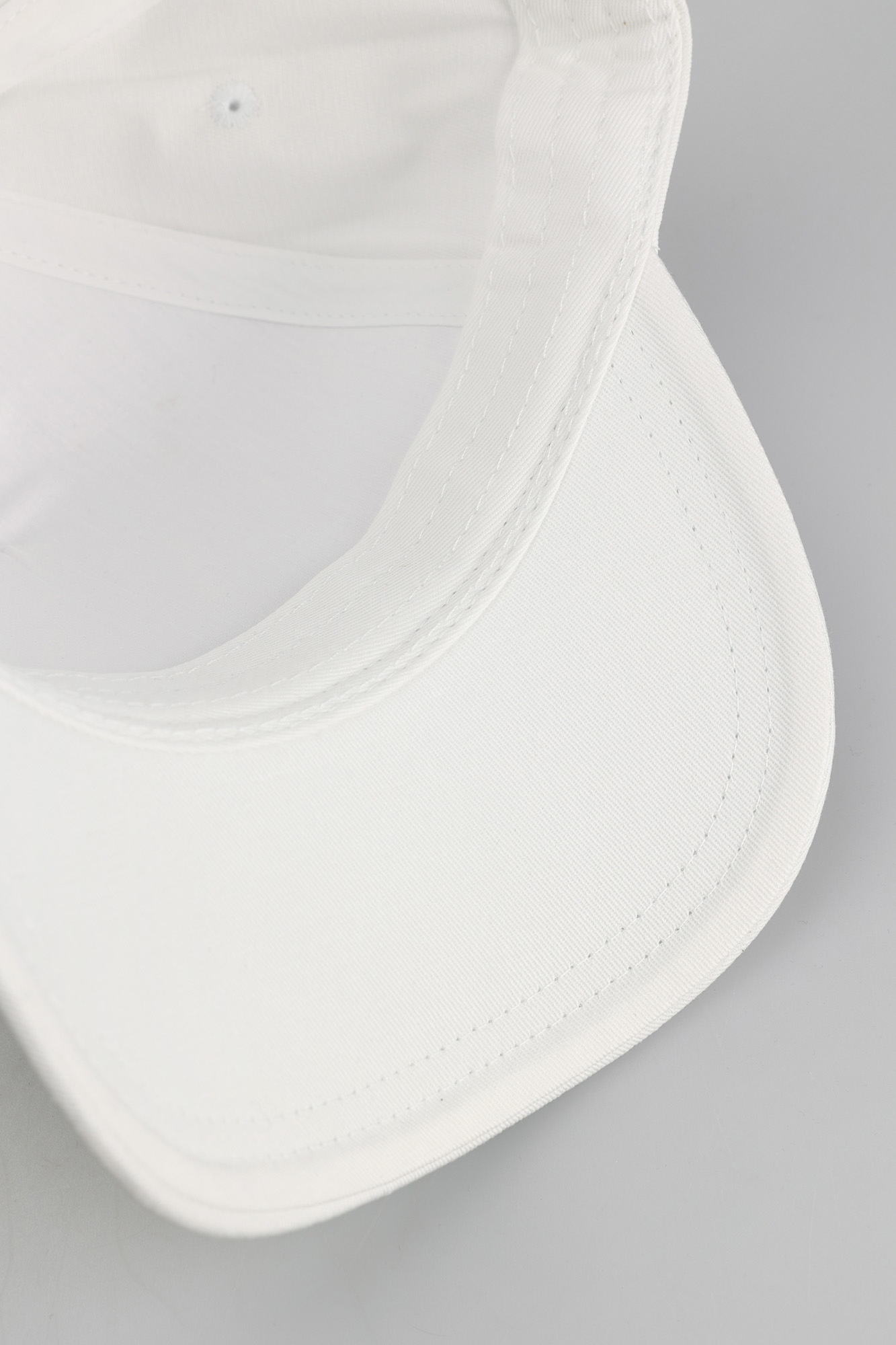 944171_2R110 Кепка Armani Exchange Белый