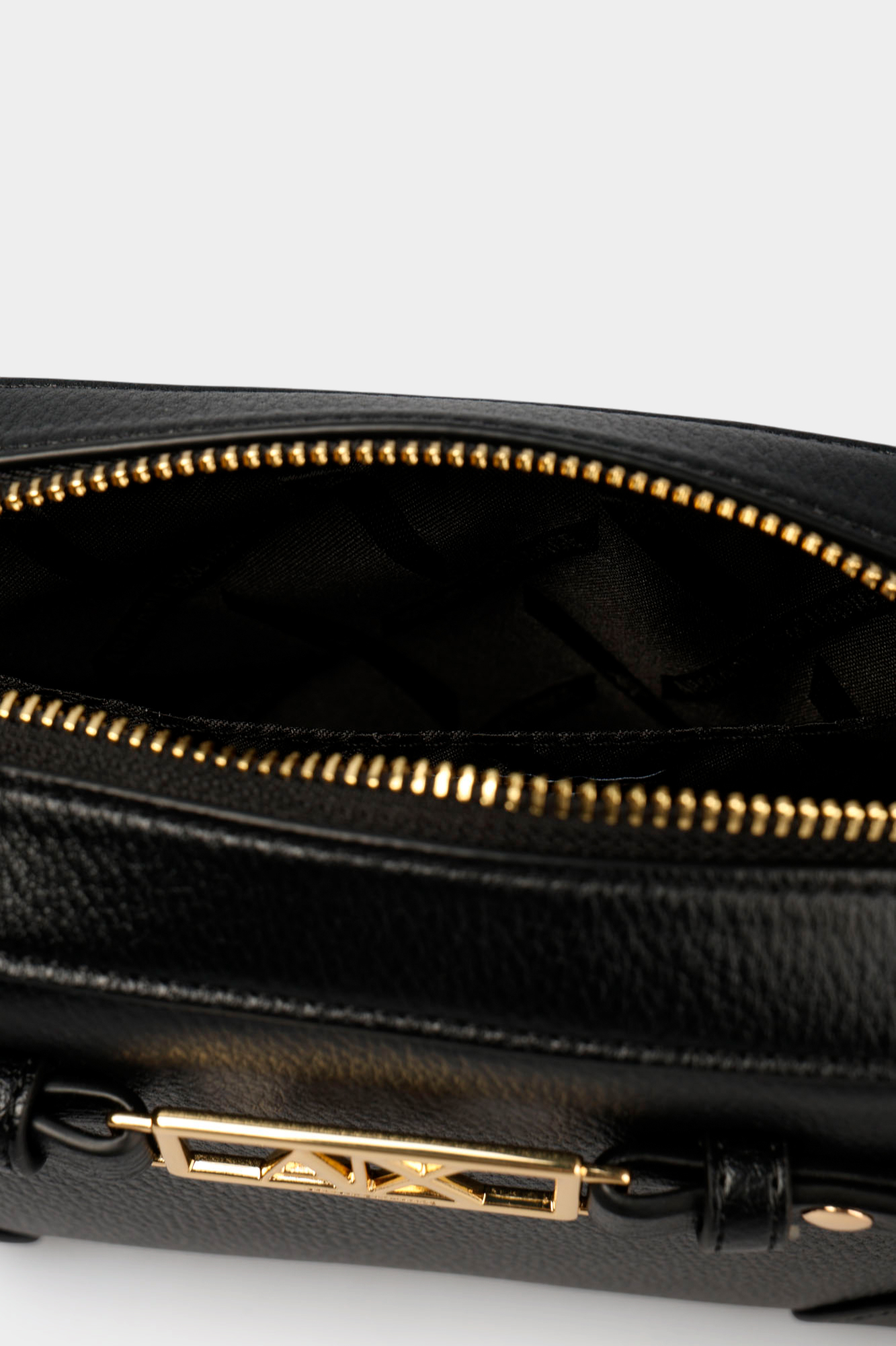 XW002612_AF15632_UC010 Сумка Armani Exchange Черный