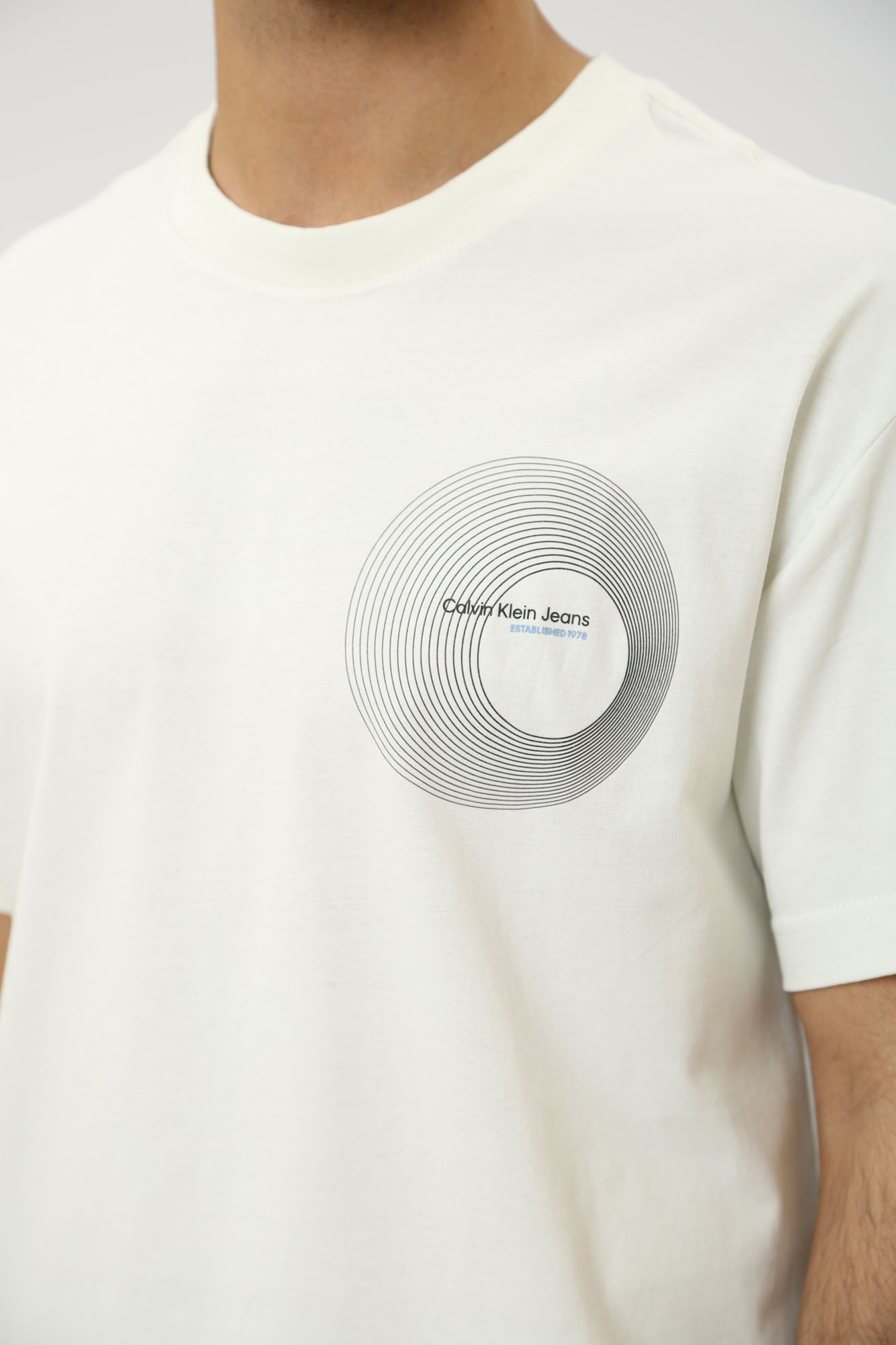 J30J325200 Футболка Calvin Klein Jeans Молочный