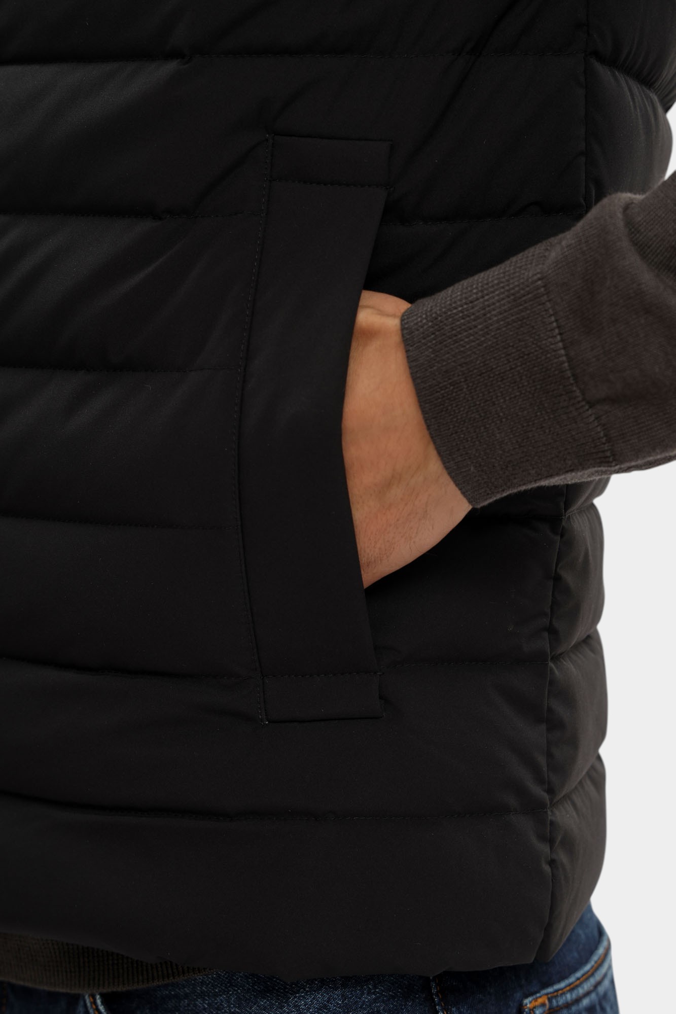 8N1BQ1 _1NLR Жилет утепленный Emporio Armani Черный