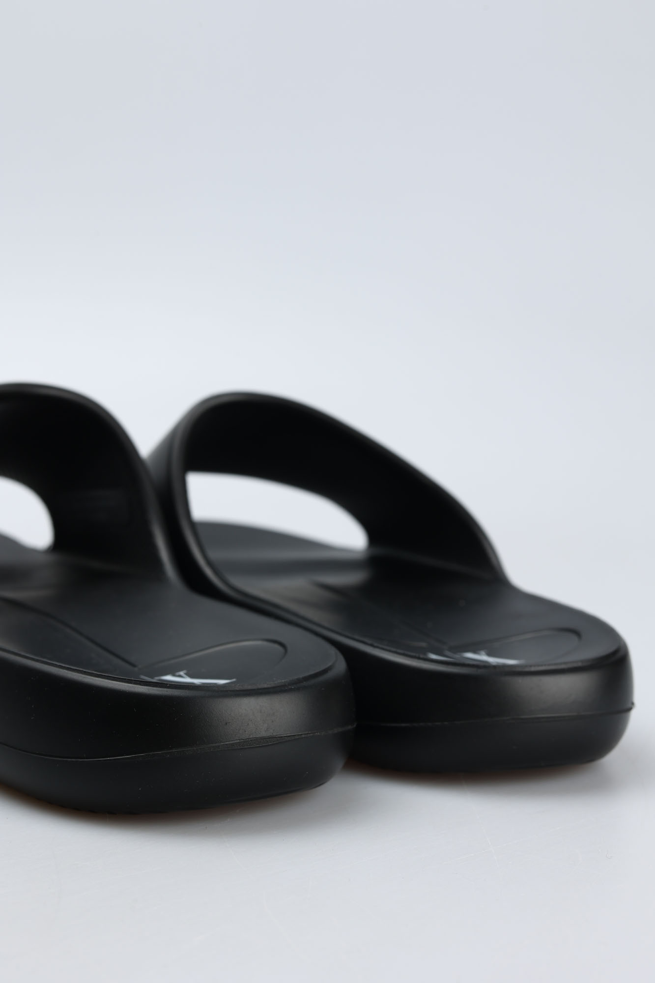 XUP012_XV675 Шлепанцы Armani Exchange Черный