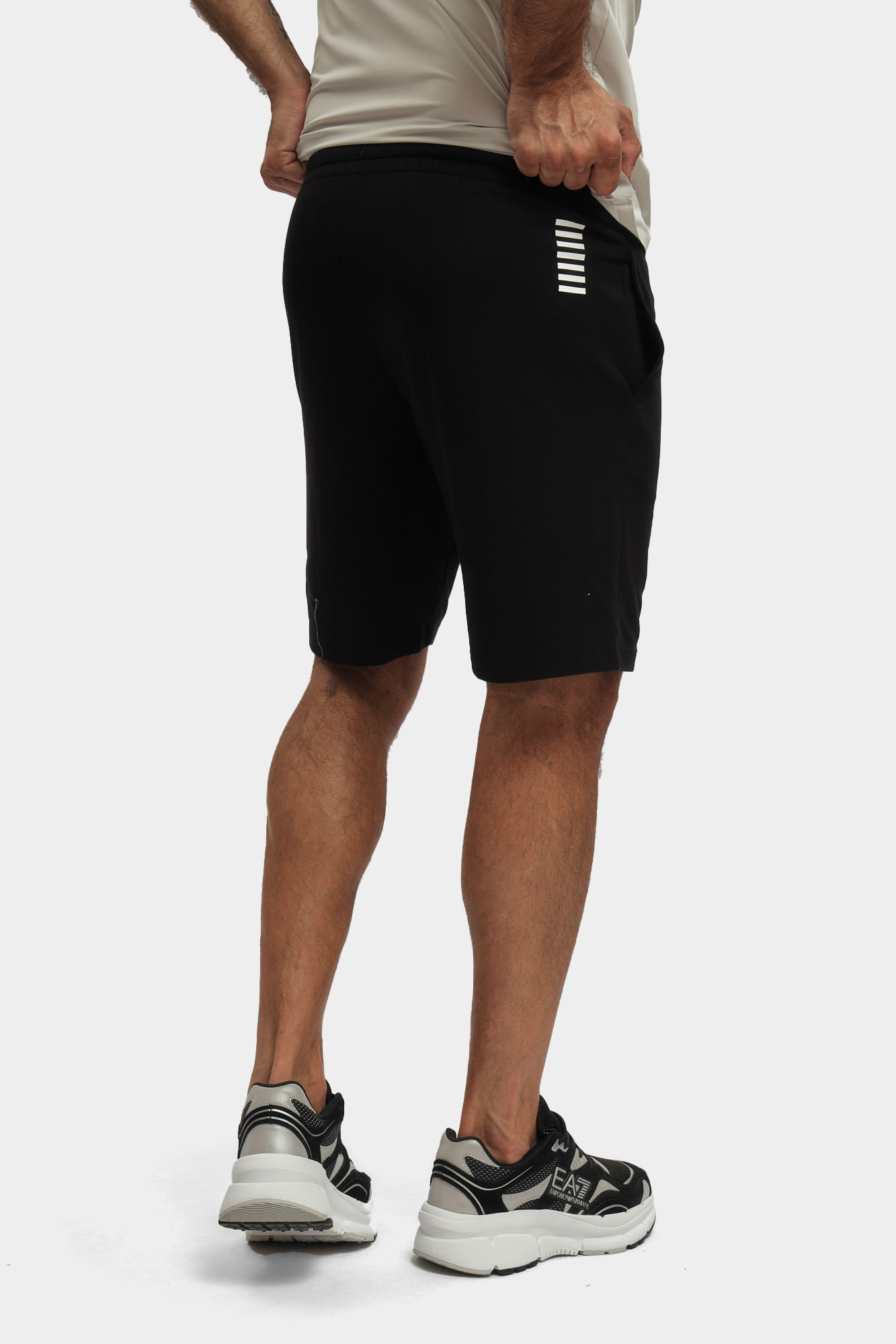 8NPS65_PJVRZ_1200 Шорты трикотажные EA7 Черный