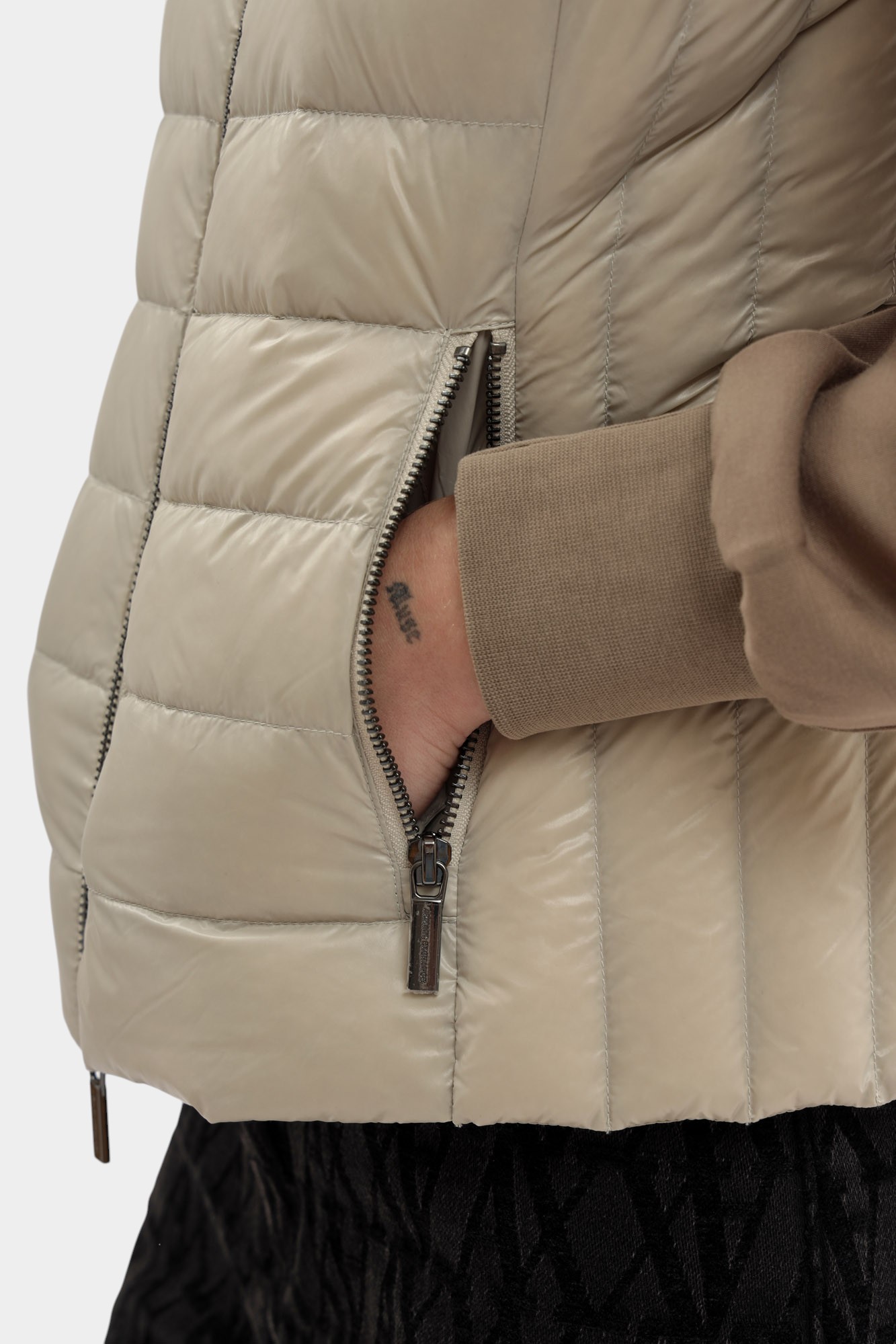 XW001921_AF18757 жилет пуховый armani exchange 