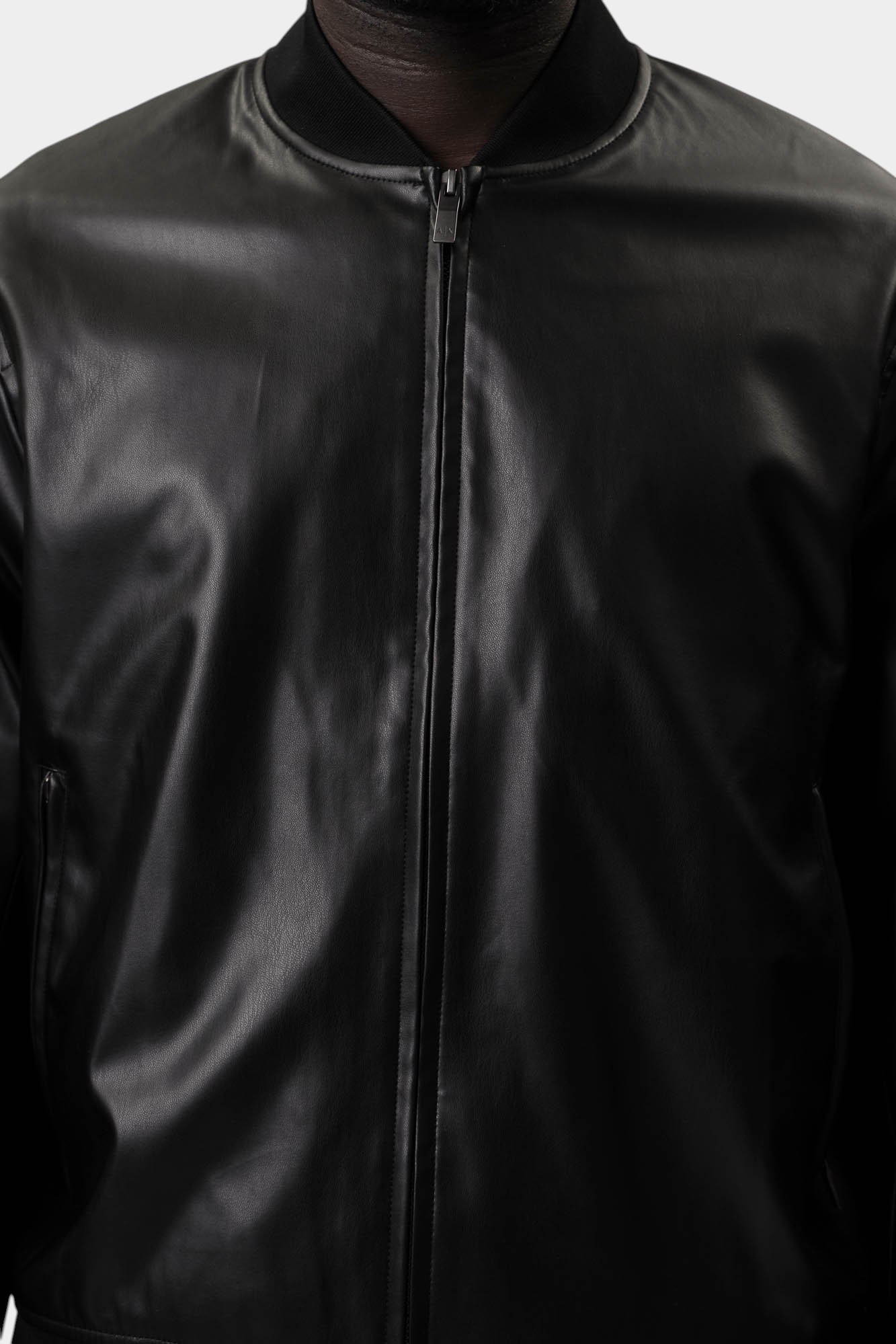 XM001241_AF14863 Бомбер кожаный Armani Exchange Черный