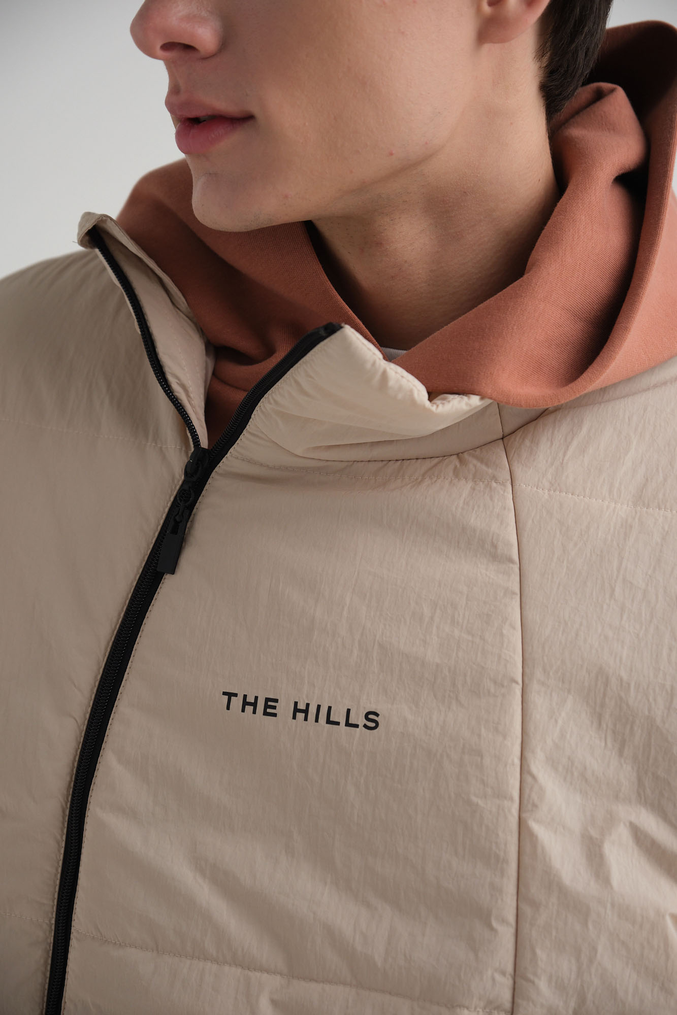 M-242-P-56-0042 Жилет The Hills Молочный