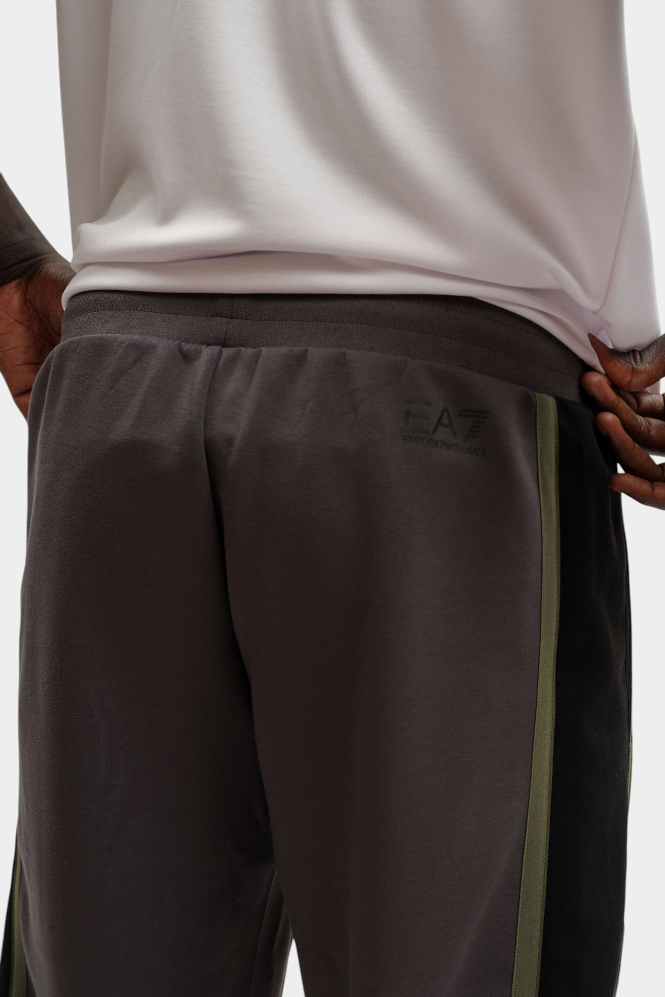 7M000939_AF17003 Брюки спортивные EA7 Серый