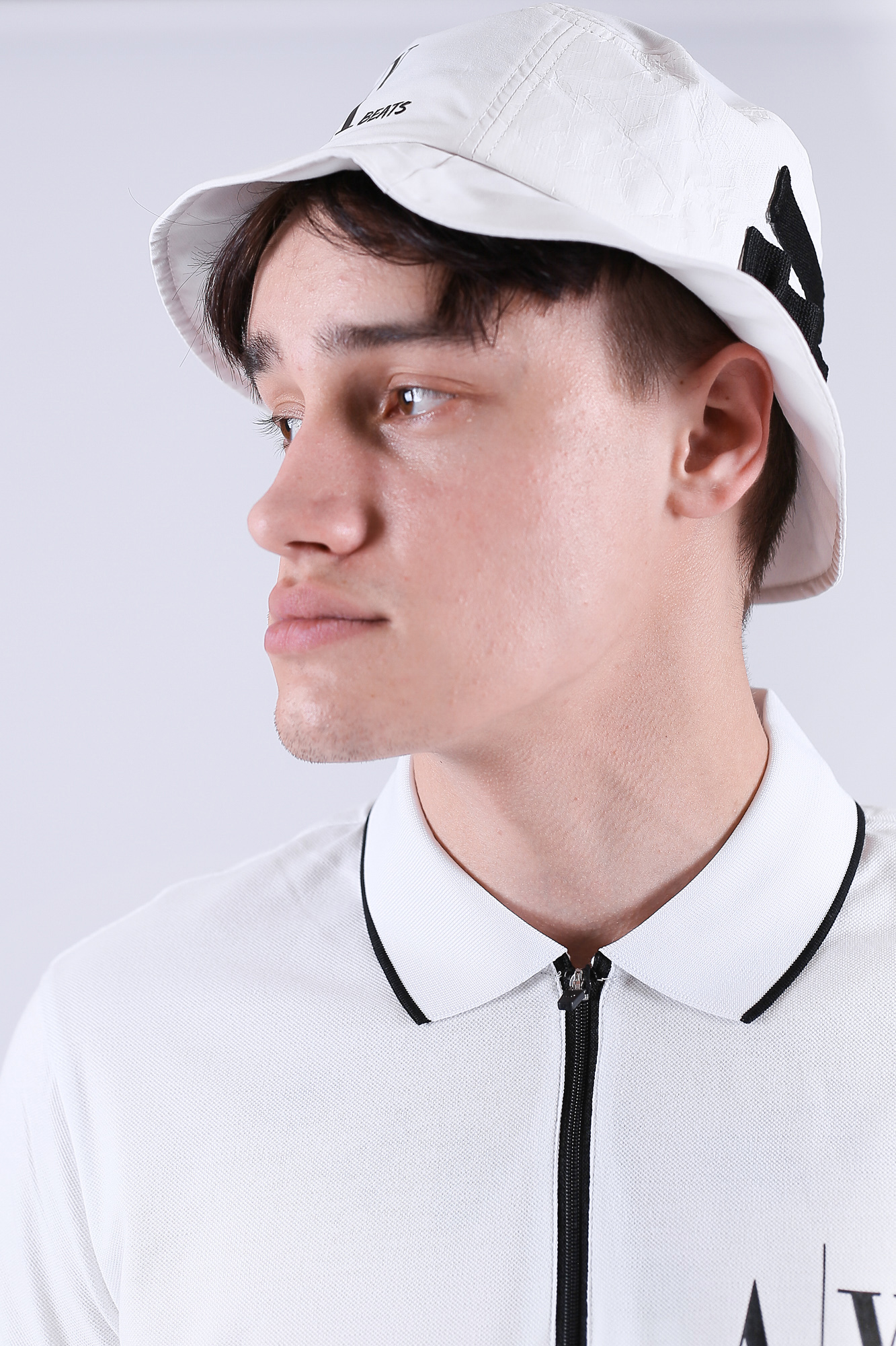 954700_2R124_00010 Панама Armani Exchange Белый