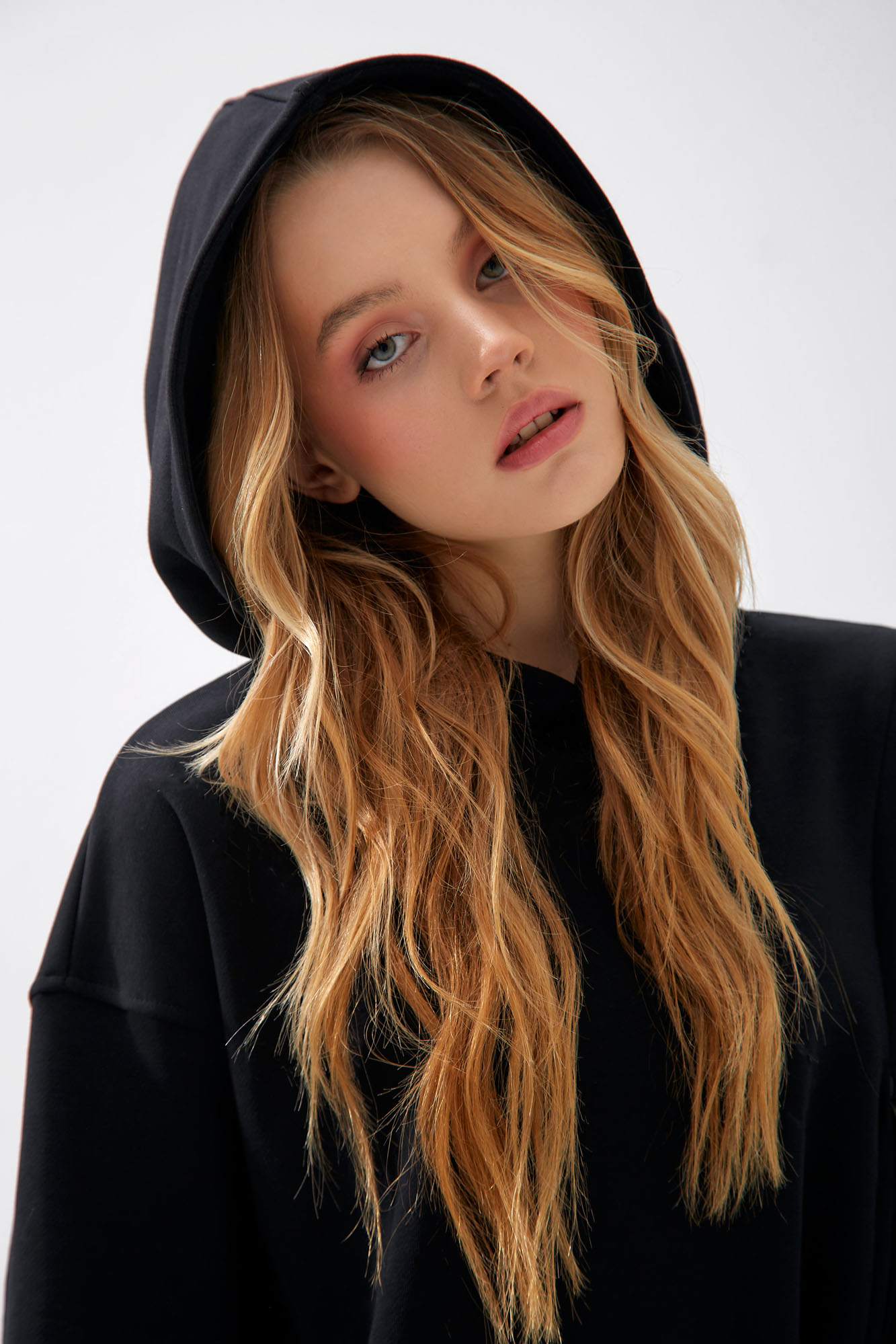 W-241-P-20-0063 худи the hills 