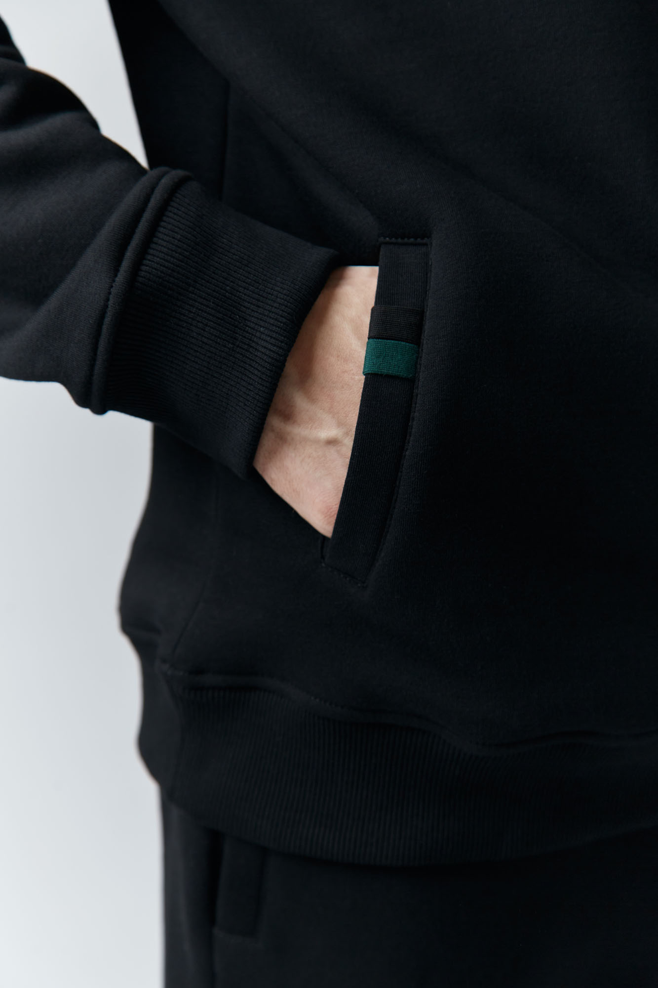 M-242-P-43-0038 Худи The Hills Черный