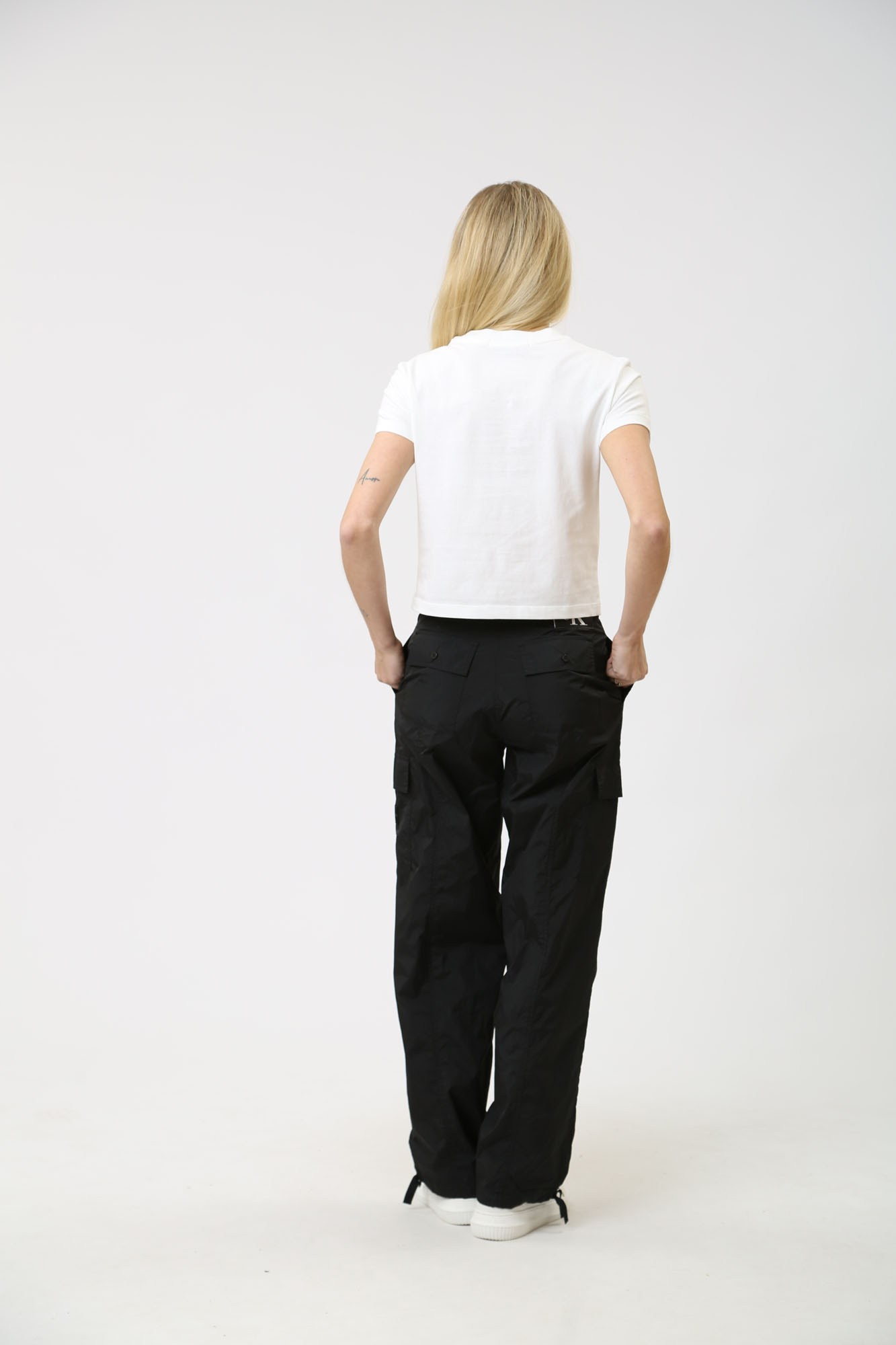 J20J223423 брюки спортивные calvin klein jeans 