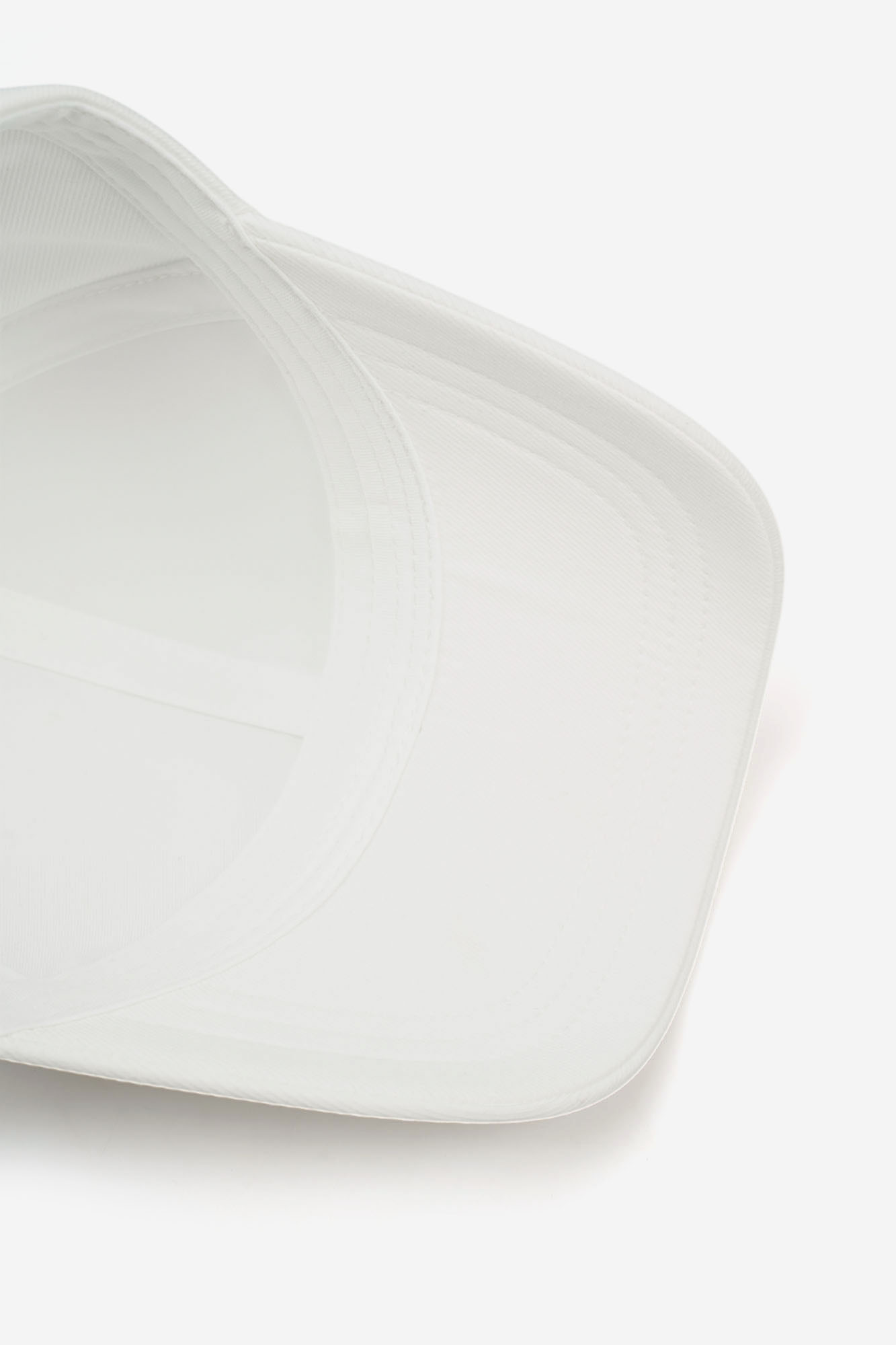 551122_805615 Кепка Karl Lagerfeld Белый