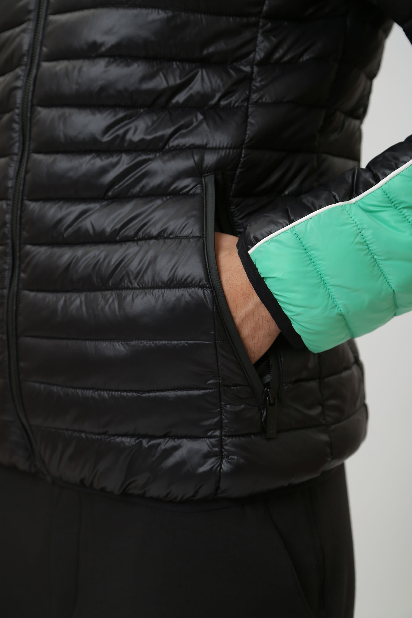 541590_505090 Куртка Karl Lagerfeld Черный